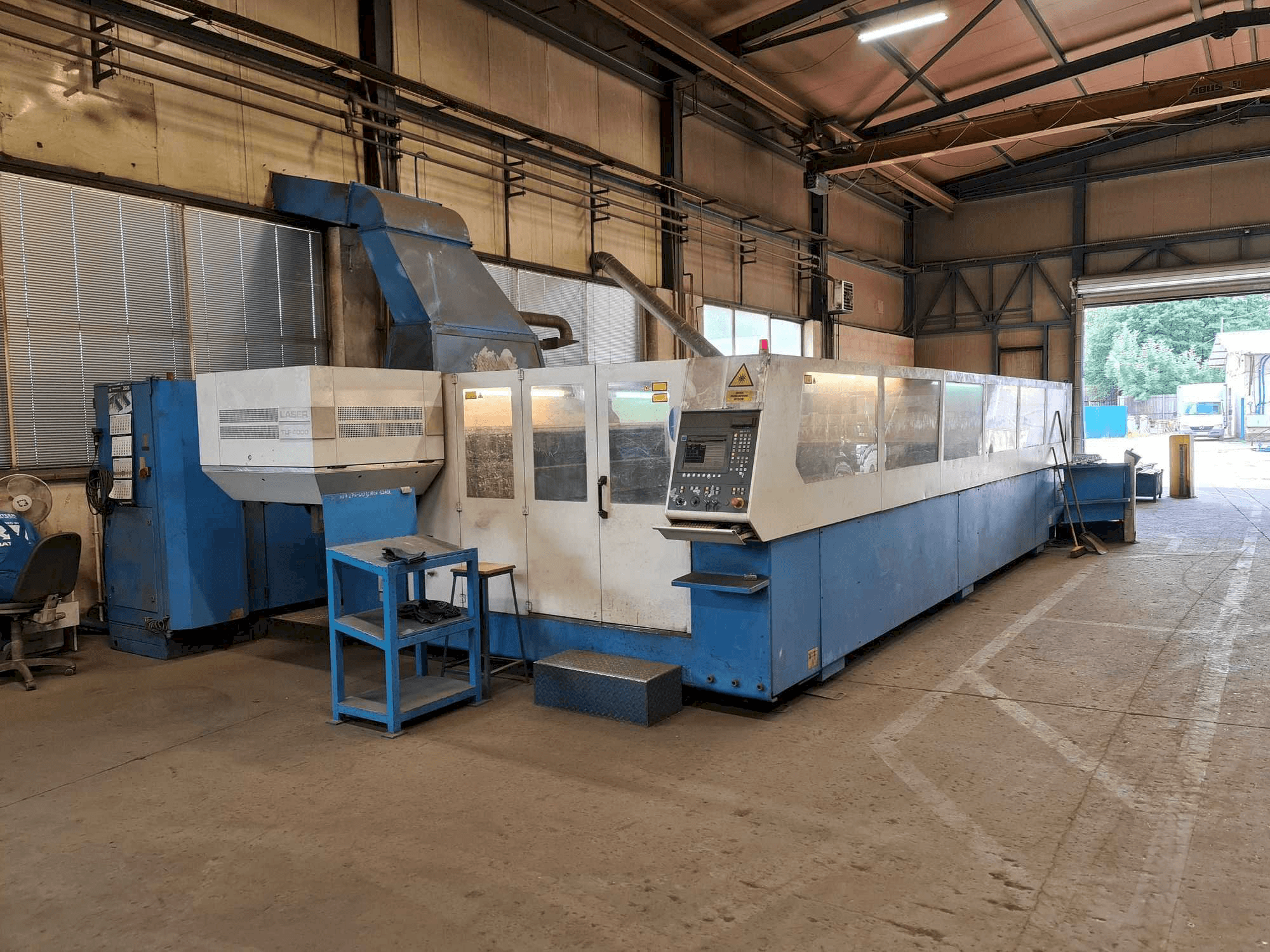 Prikaz lijeve strane stroja Trumpf Traumatic L 6030