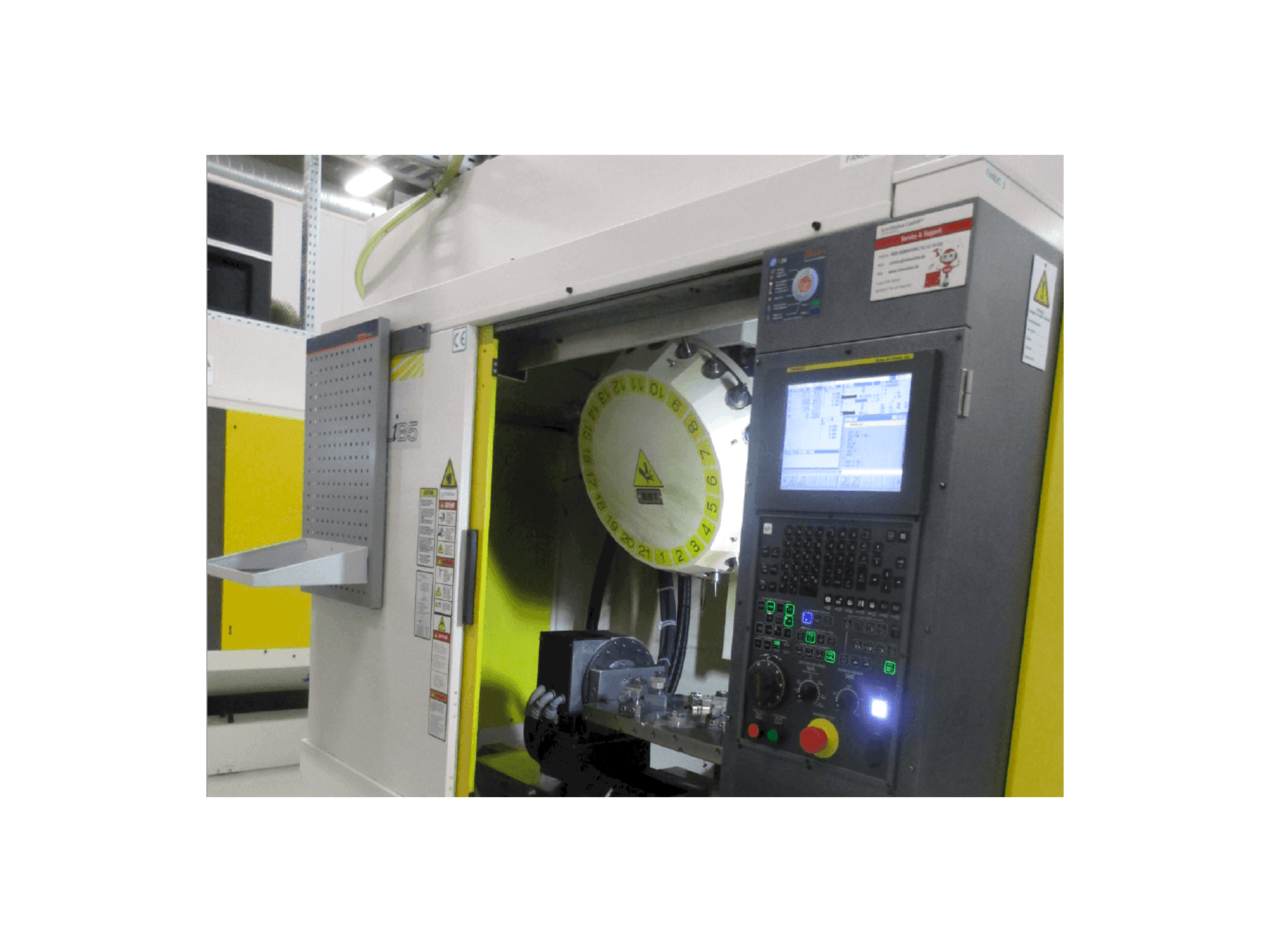 Prikaz stroja FANUC ROBODRILL Alpha D21LiB5 sprijeda