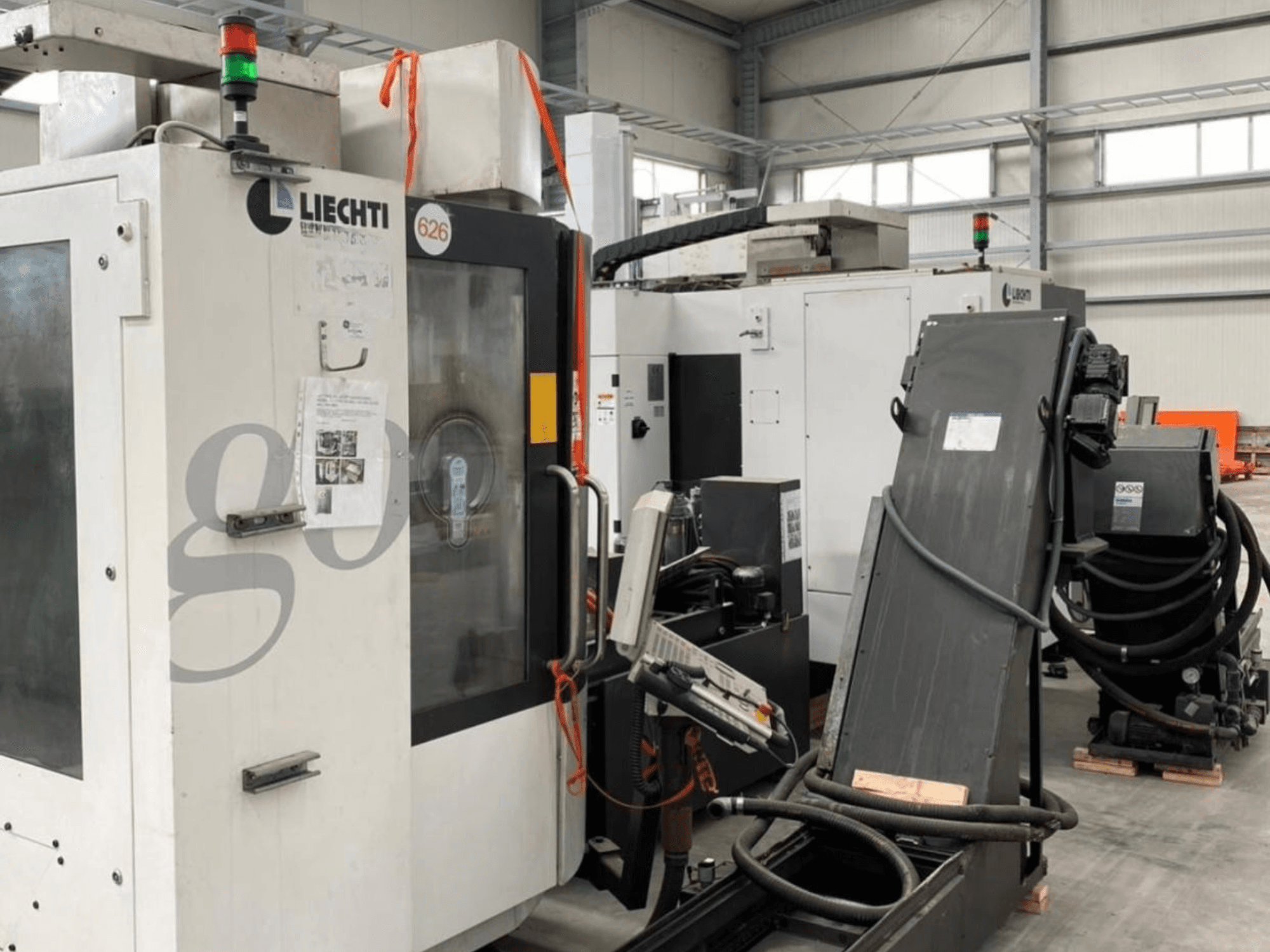 Vertikalni obradni centar Liechti go-Mill 350, prednji pogled, ima upravljačku ploču i kutni držač dijelova.