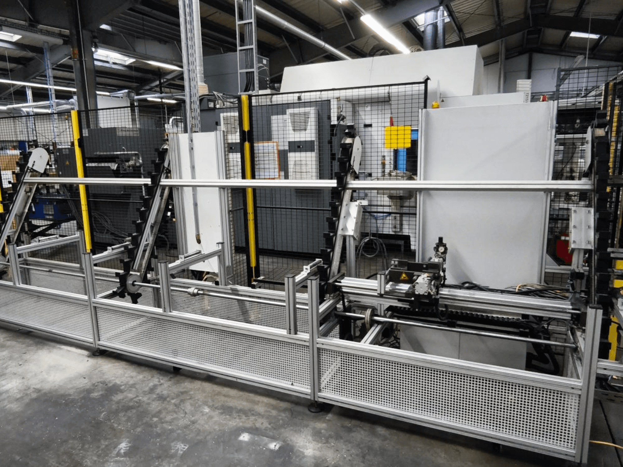 Sustav za rukovanje obradcima LOHMEIER Schräglademagazin u prednjem pogledu, s metalnom konstrukcijom i integriranim mehaničkim komponentama.