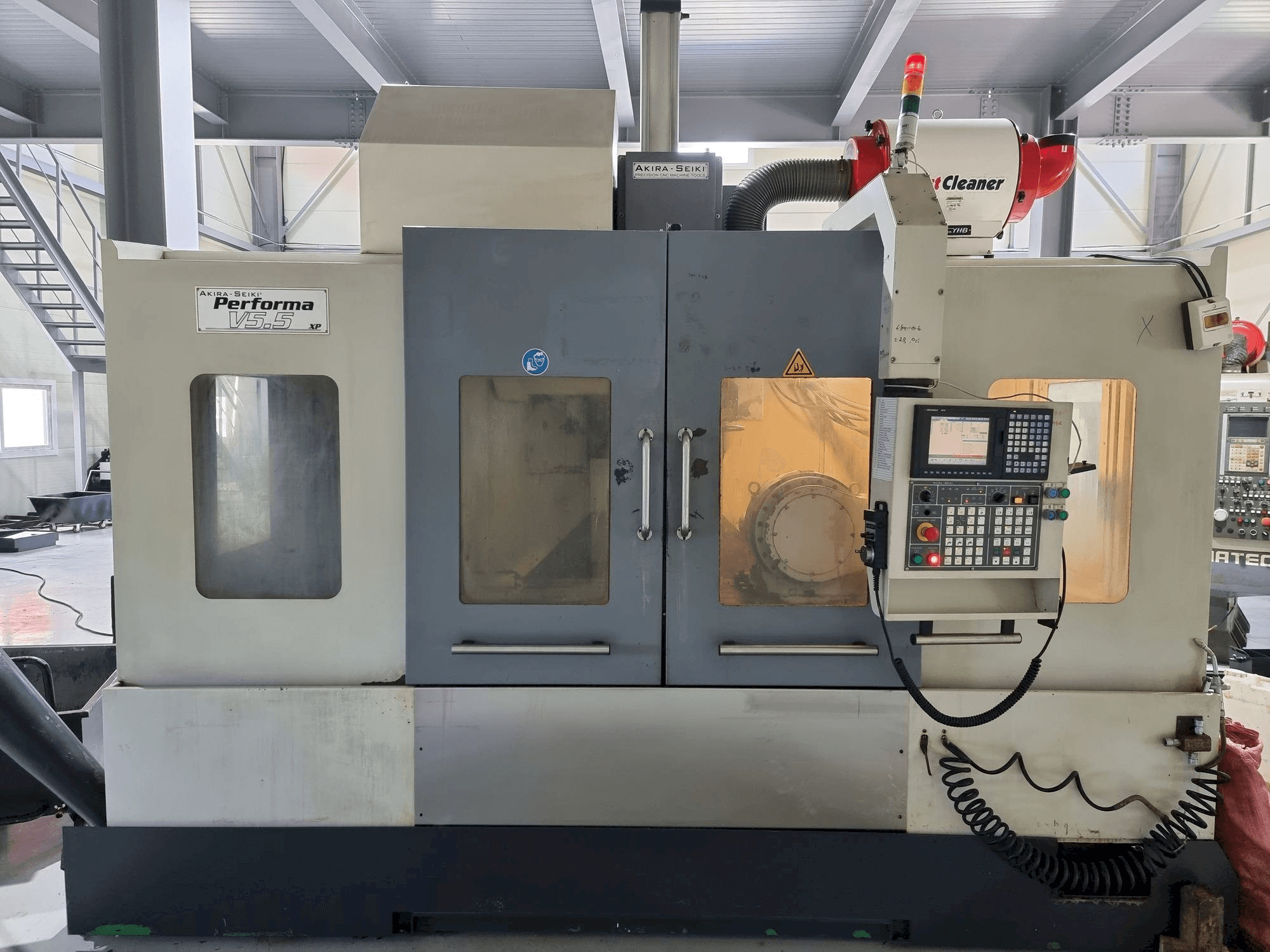 Prikaz stroja Akira Seiki V5.5 sprijeda