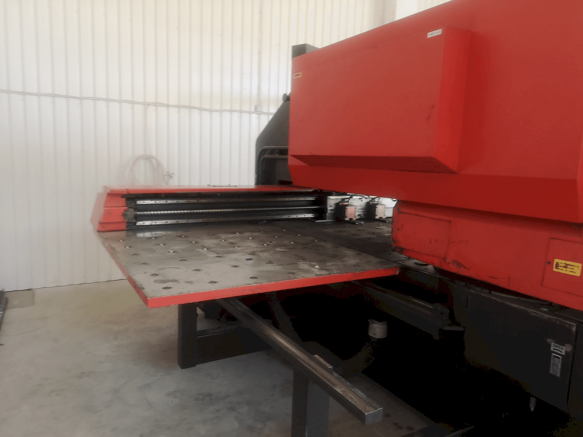 Prikaz stroja AMADA sprijeda