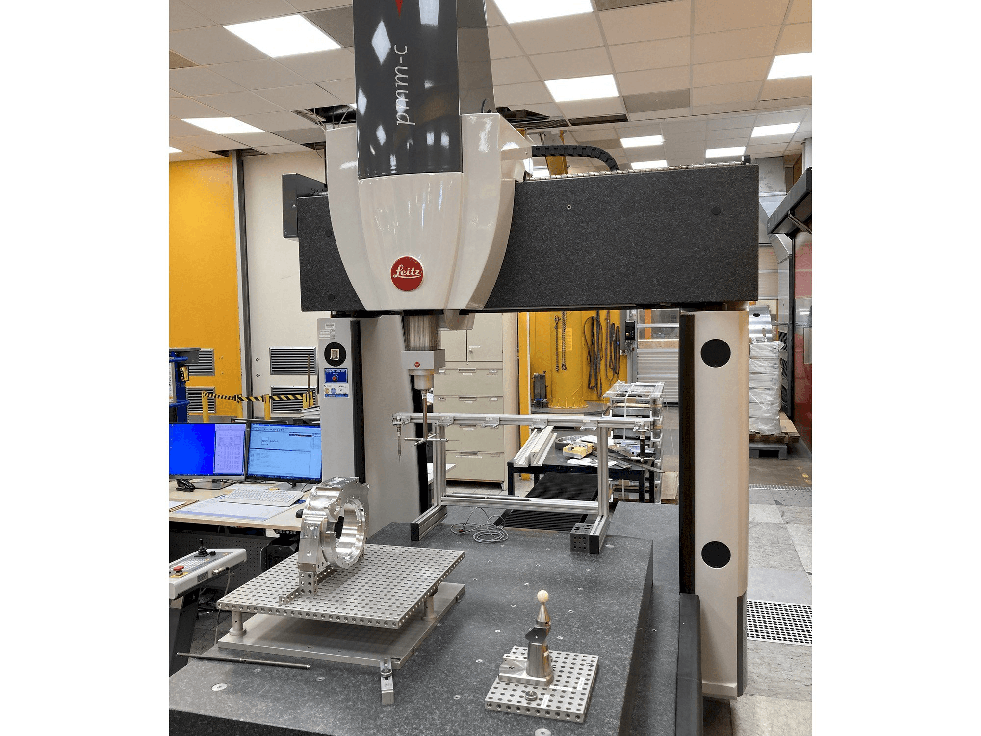 Prikaz stroja Hexagon Leitz PMM-C sprijeda