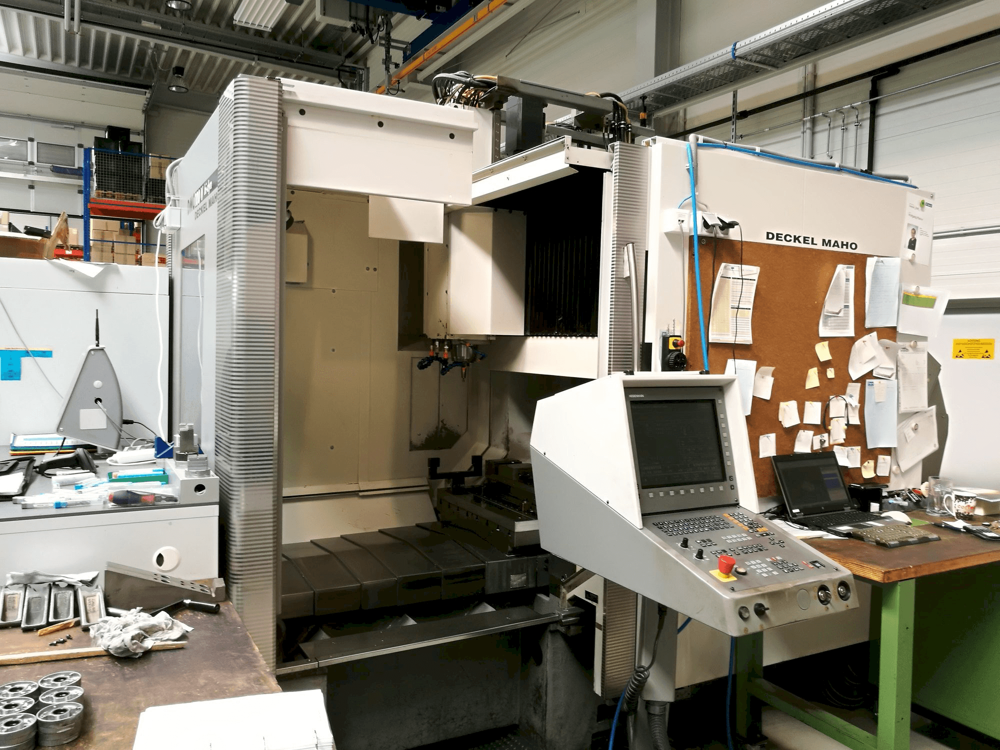 Prikaz stroja DECKEL MAHO DMC 100 V Hi-Dyn sprijeda