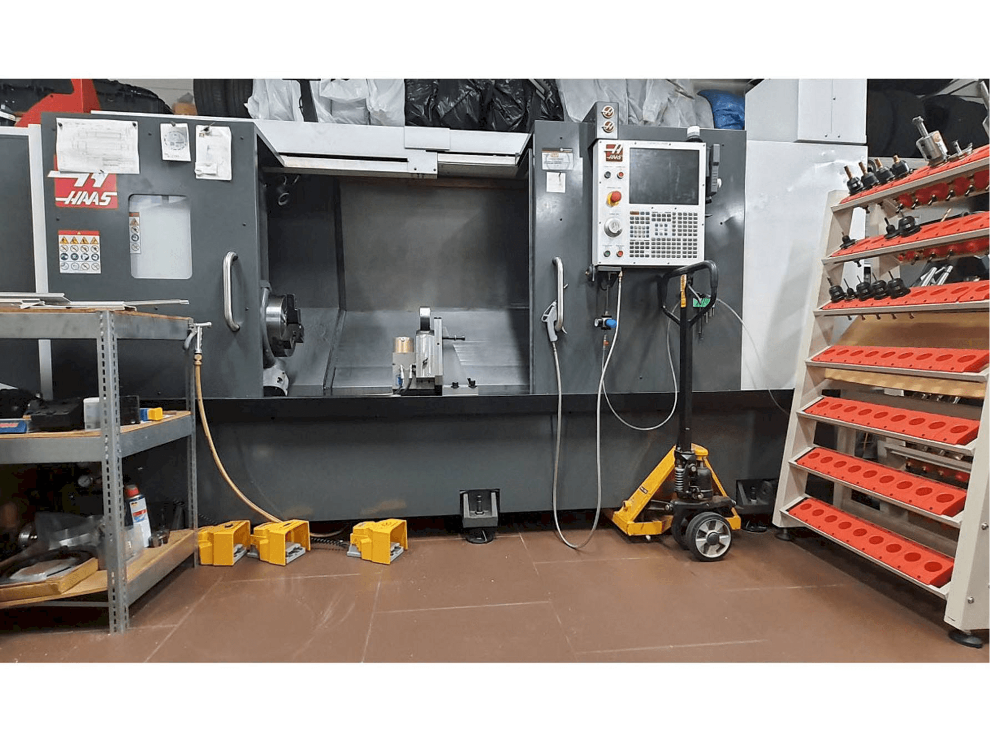 Prikaz stroja HAAS ST-30L sprijeda