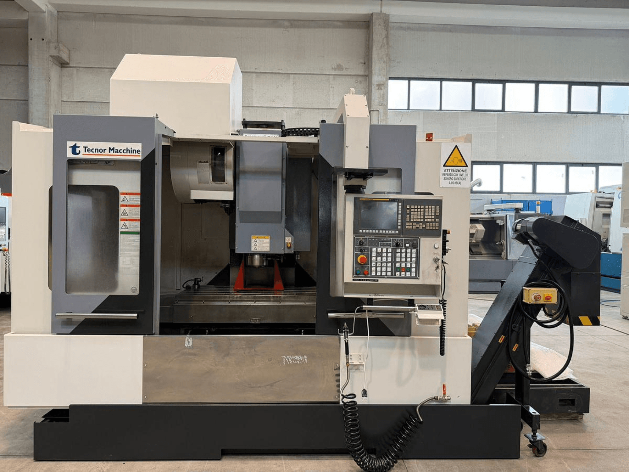 Tecnor Machine CNC glodalica, prednji pogled, ima upravljačku ploču s gumbima, naljepnicama s upozorenjima i držačem alata.