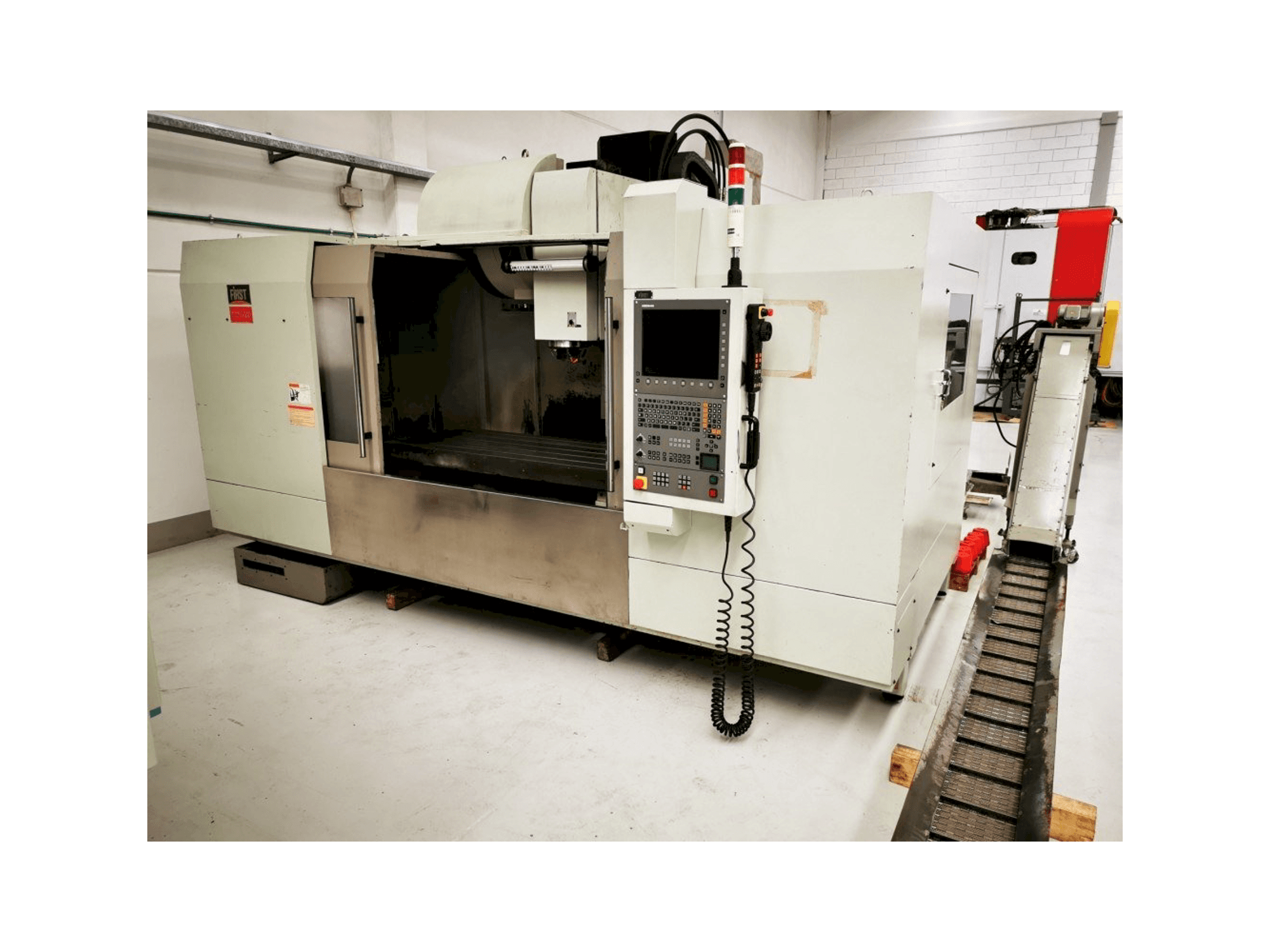 Prikaz stroja FIRST MCV 1500 sprijeda