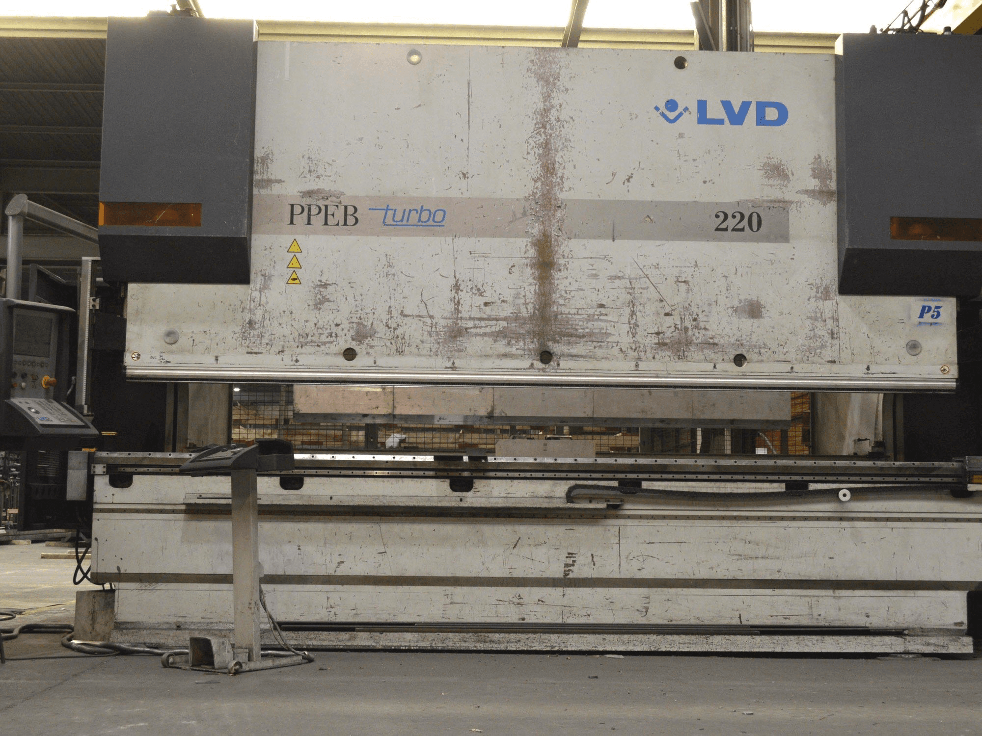 Prikaz stroja LVD PPEB 220/42 sprijeda