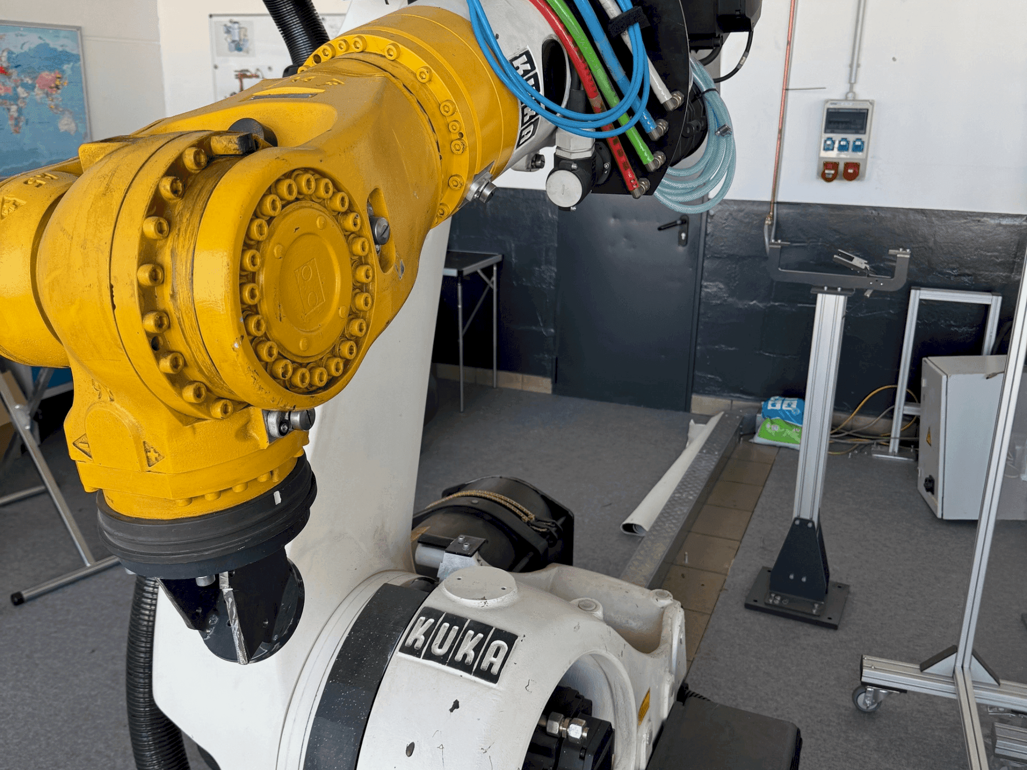 Prikaz stroja KUKA KR210 2000-2 sprijeda