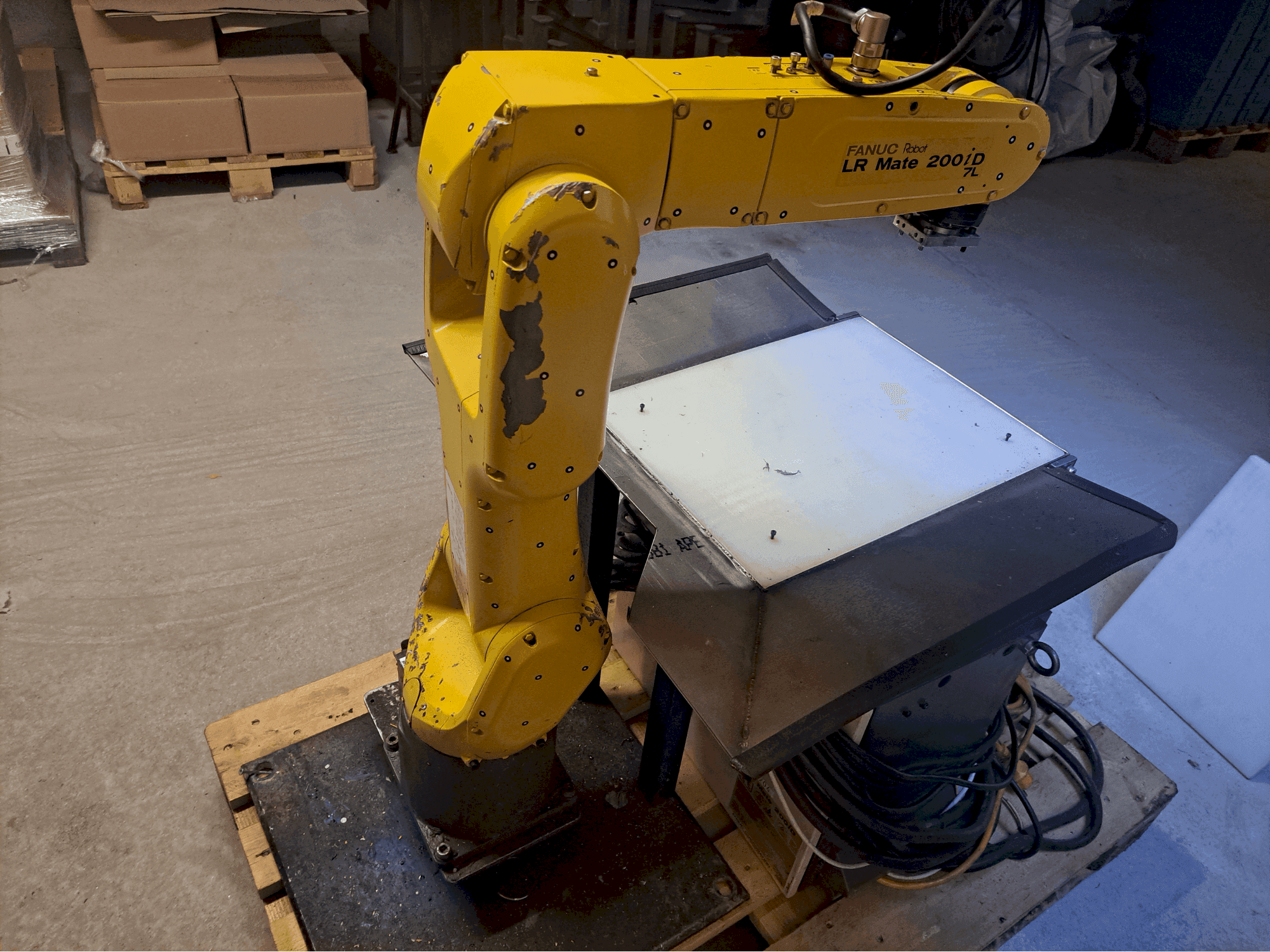 Prikaz stroja FANUC LR Mate 200iD/7L sprijeda
