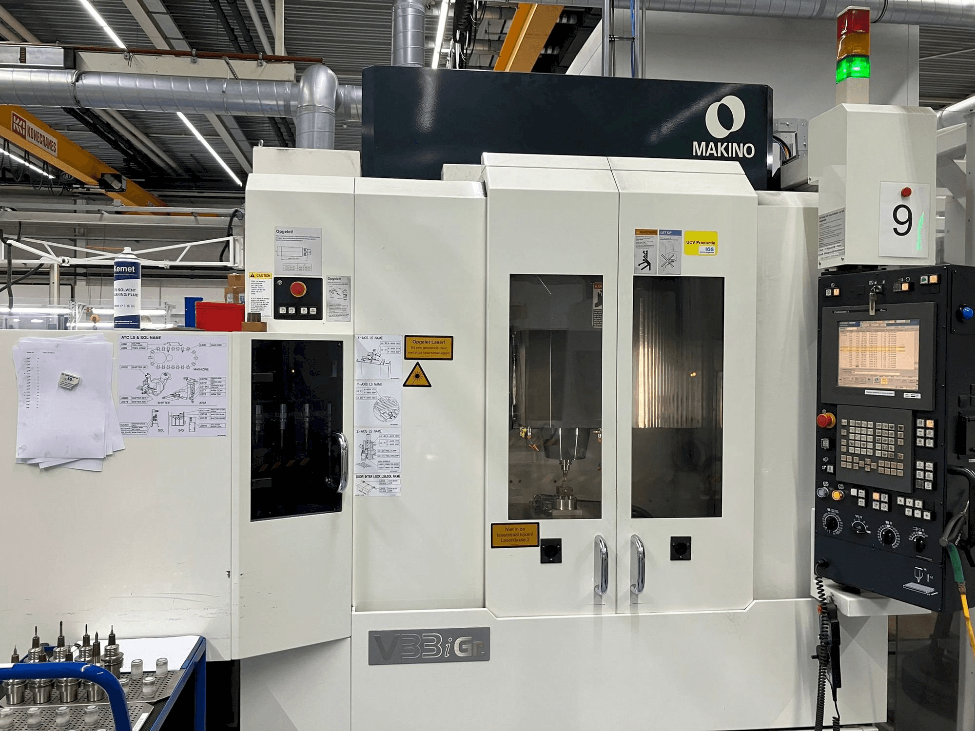 Prikaz stroja Makino V33i Graphite sprijeda