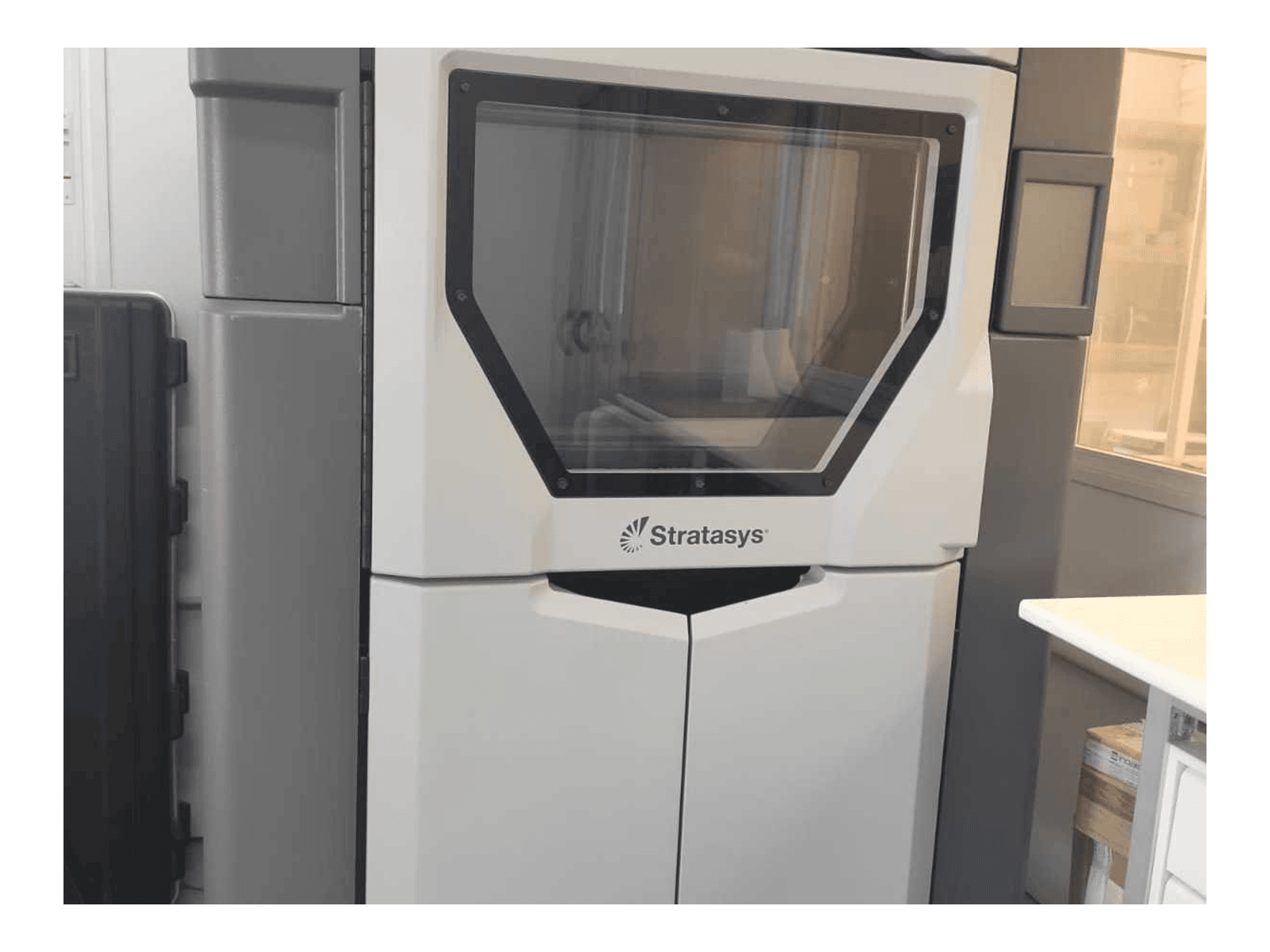 Prikaz stroja Stratasys Fortus 450MC sprijeda