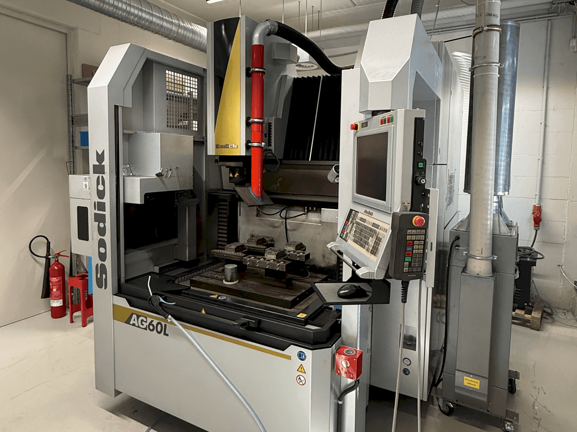 Prikaz stroja Sodick AG60L sprijeda