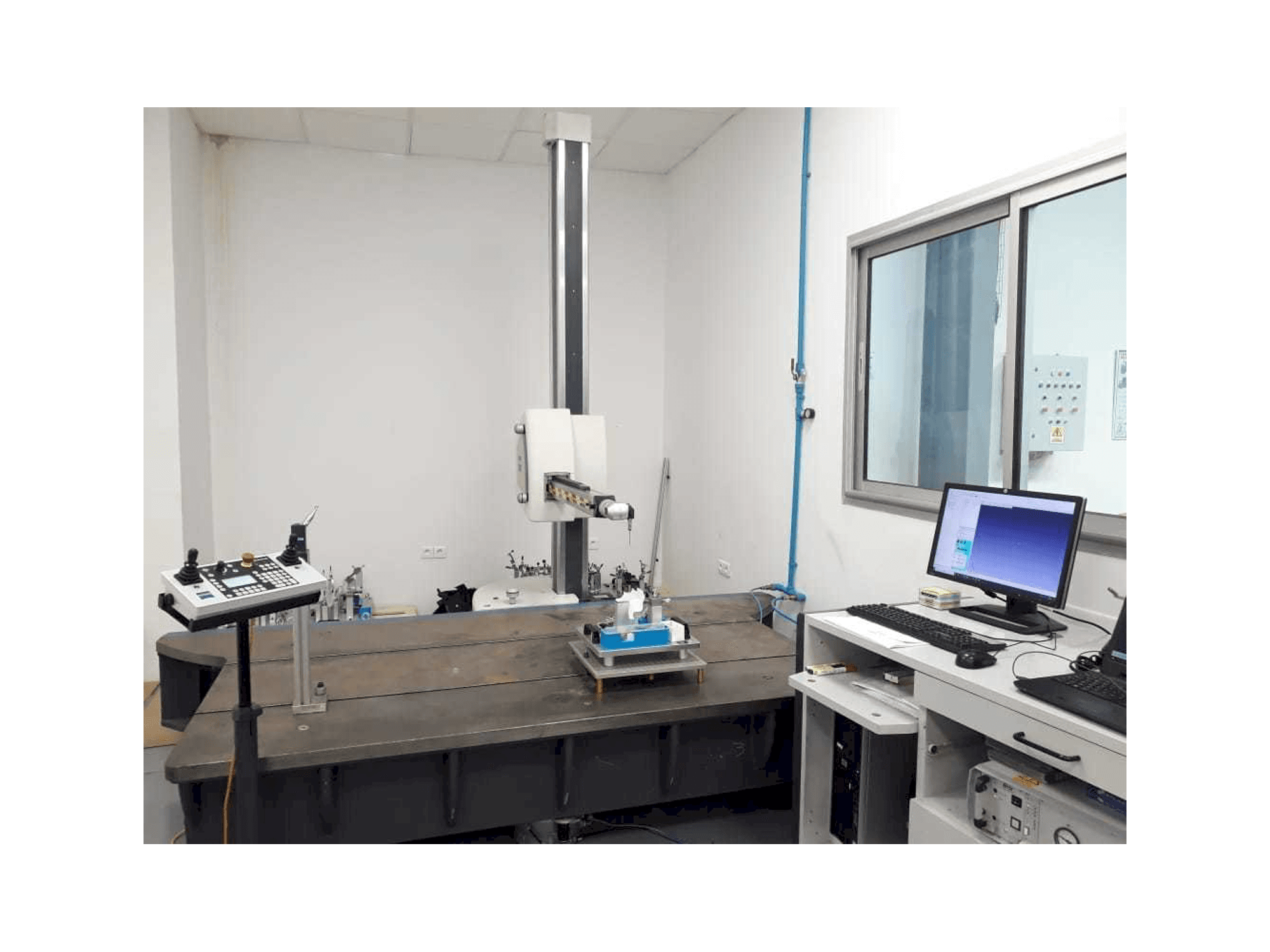 Prikaz stroja ZEISS Carmet CNC sprijeda