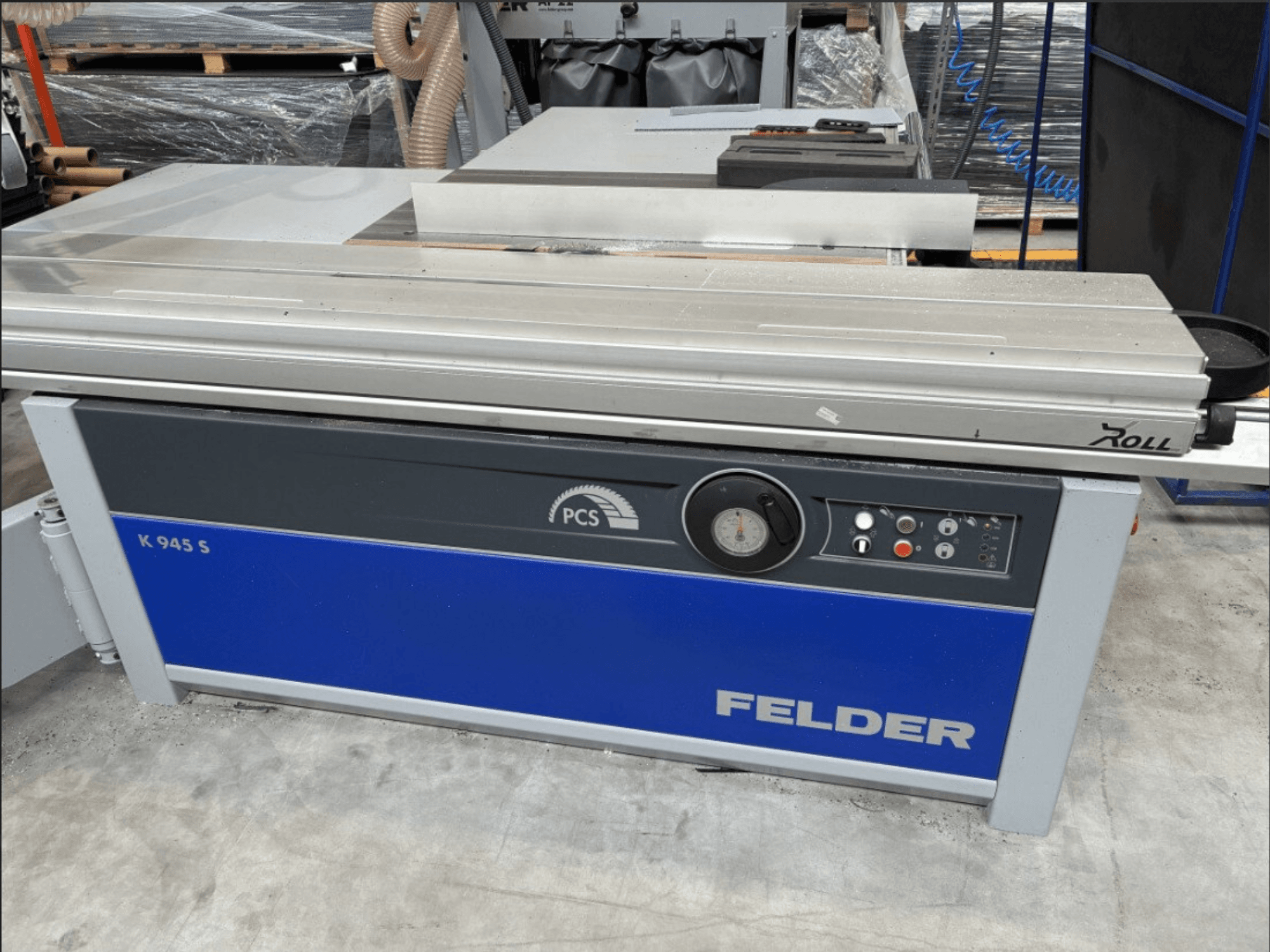 FELDER K 945 S pločasta pila, prednji pogled s upravljačkom pločom, stolom i sigurnosnim značajkama, postavljena na podu radionice.