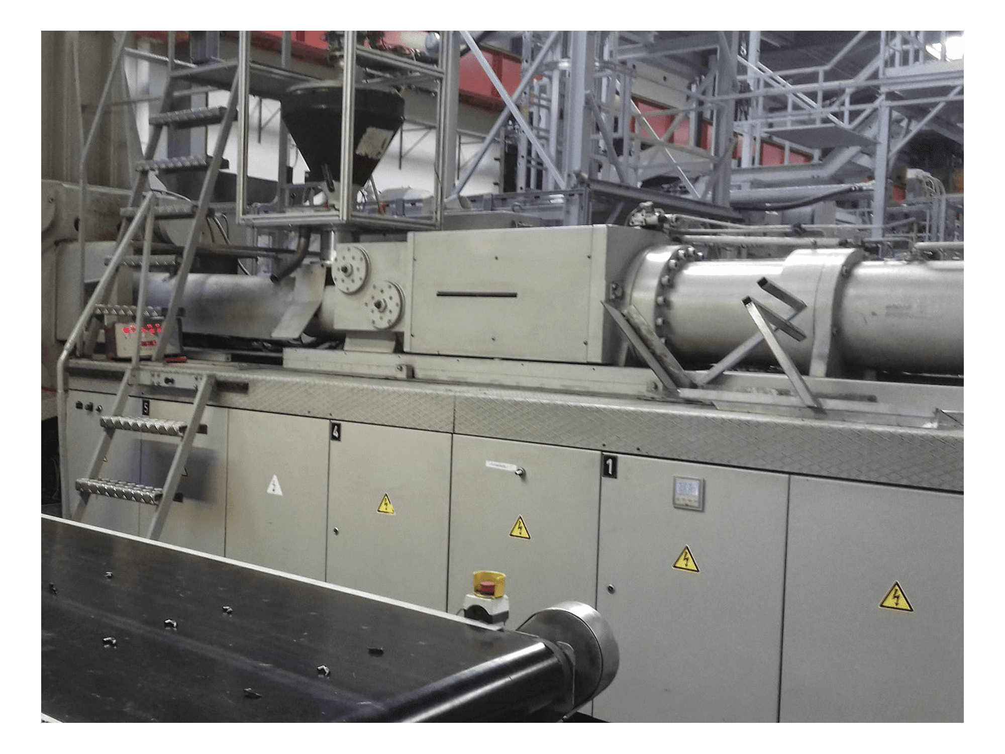 Prikaz desne strane stroja Krauss Maffei 650-4350 BM