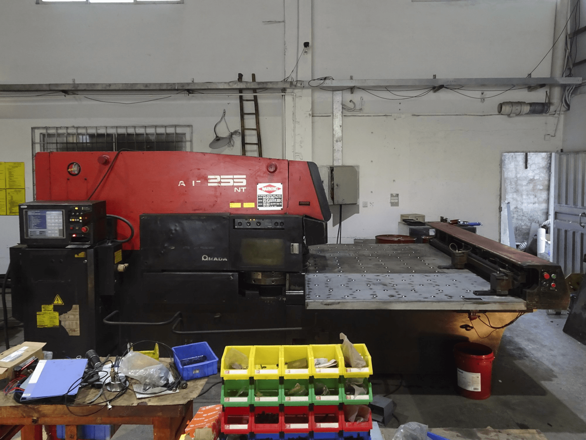 Prikaz stroja AMADA ARIES 255NT sprijeda