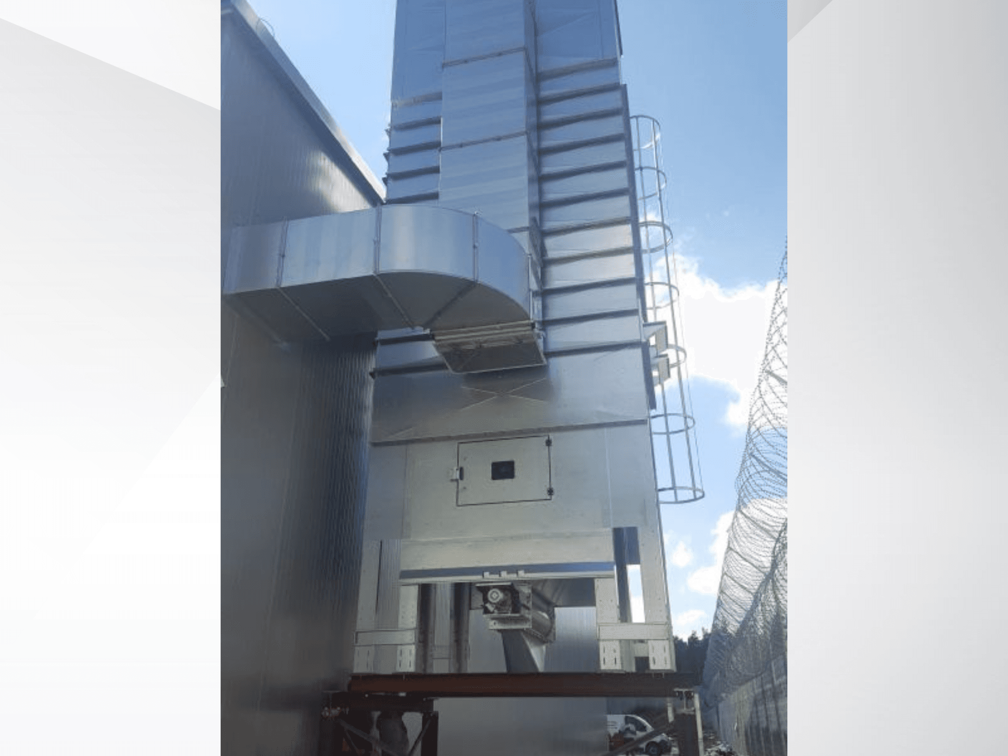 Stroj za obradu drveta NAWARA RUBIN 2030, bočni pogled koji prikazuje metalnu strukturu i kanale naspram plavog neba.