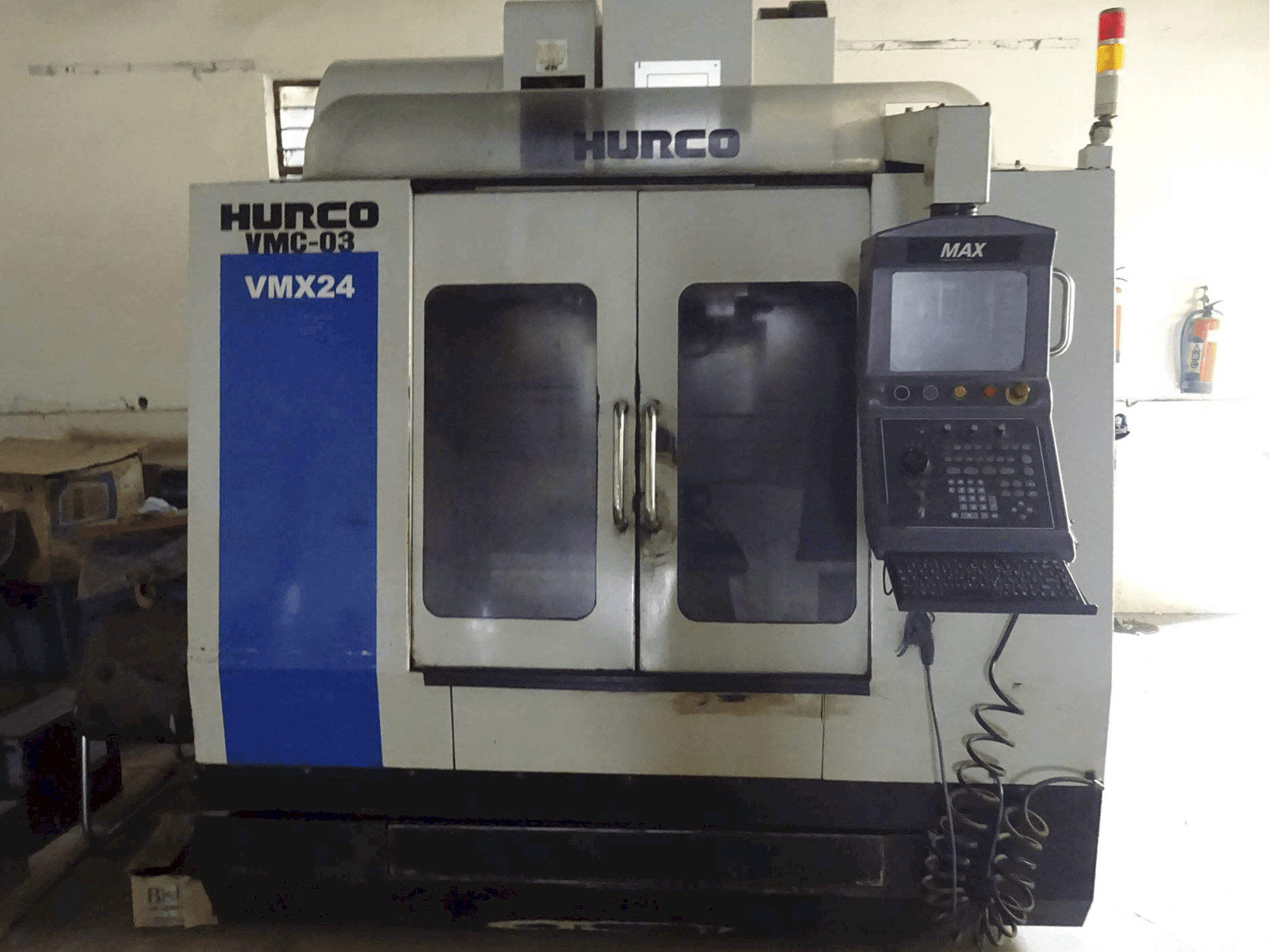 Prikaz stroja Hurco VMX24 sprijeda