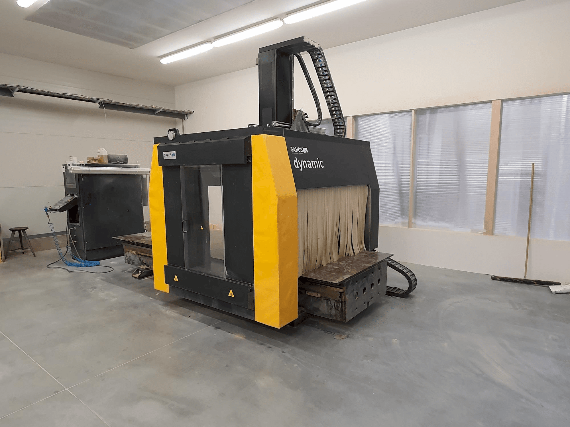 Prikaz stroja Sahos Dynamic FC 3000 CNC 5X sprijeda