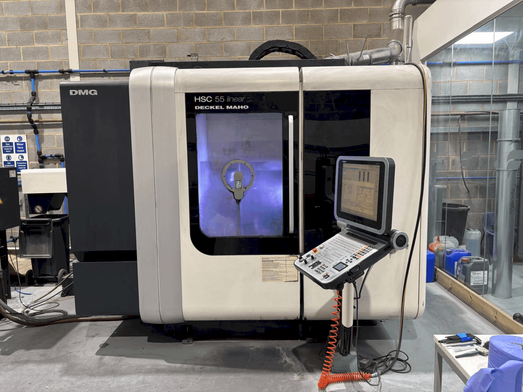 Prikaz stroja DMG DECKEL MAHO HSC 55 linear sprijeda