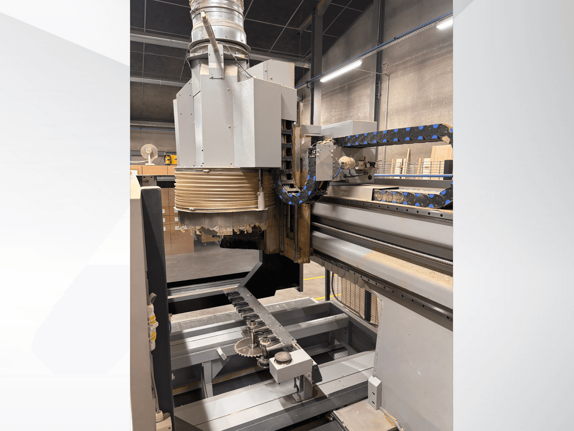 CNC glodalica s velikim vretenom i transporterom, bočni pogled, s prikazom alata za rezanje drva i strojnih komponenti.