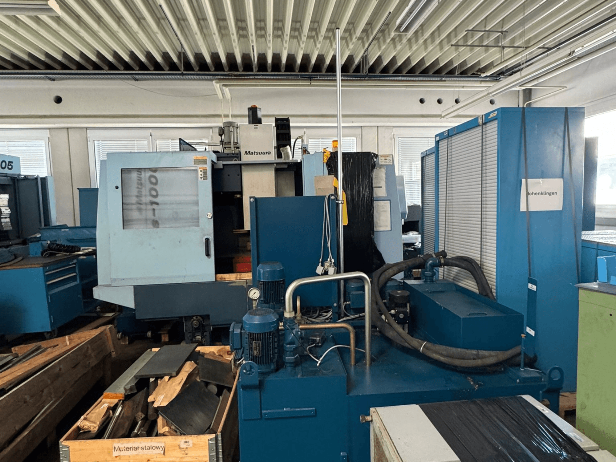 Prednji pogled na vertikalni obradni centar Matsuura Vplus 1000/40, s prikazom upravljačkih elemenata, motora i okolnog radioničkog okruženja.
