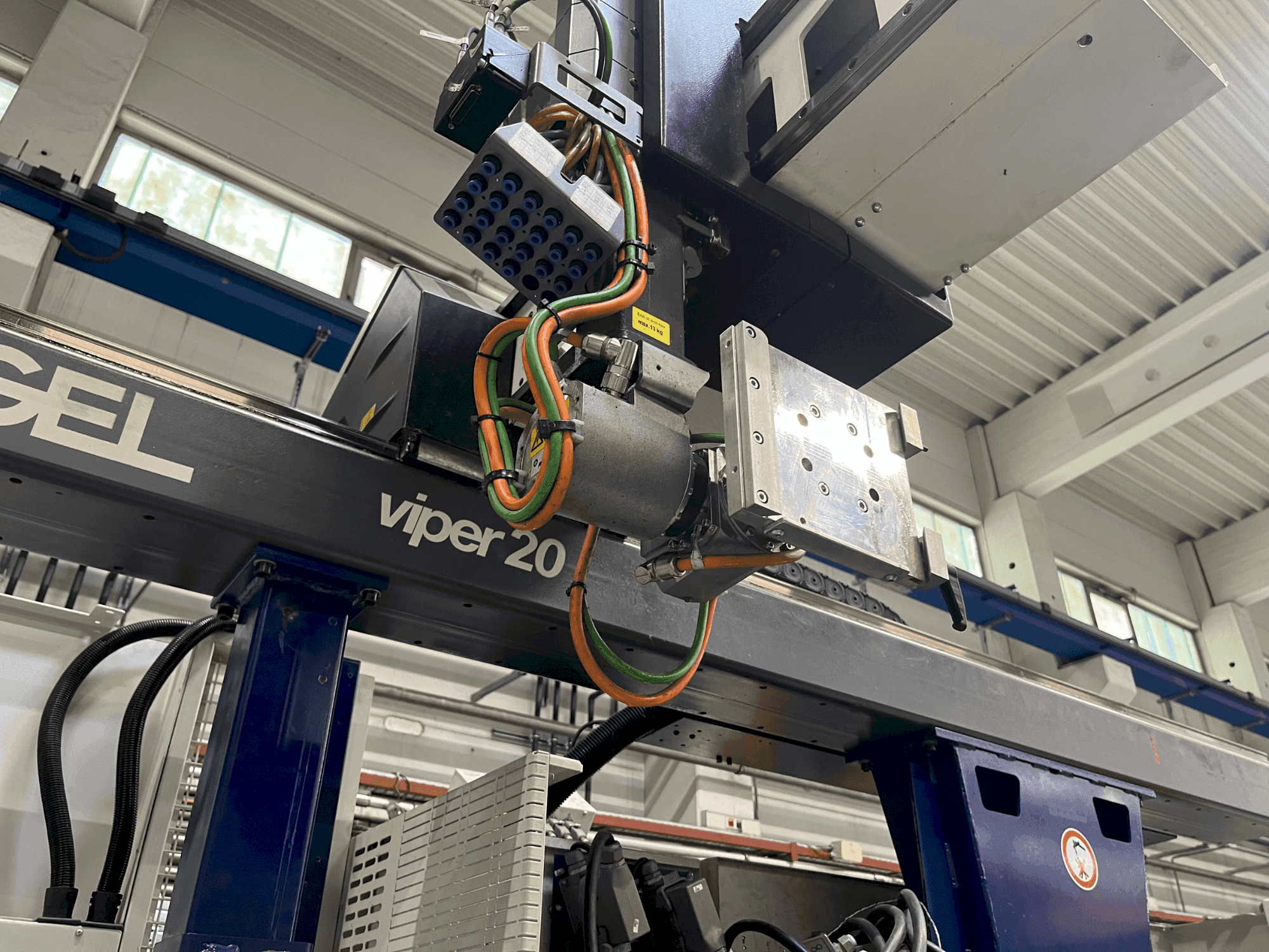 Prikaz stroja Engel Viper 20 sprijeda