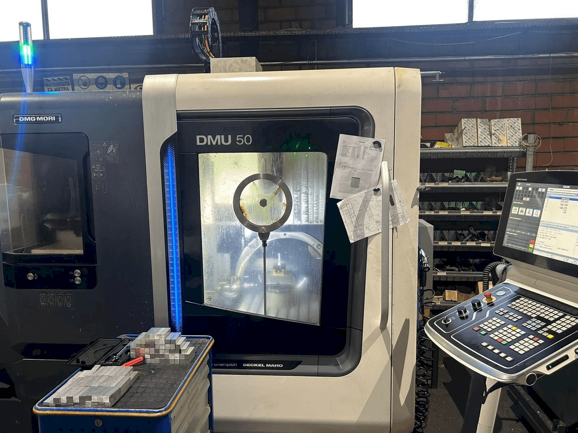 Prikaz stroja DMG MORI DMU 50 sprijeda