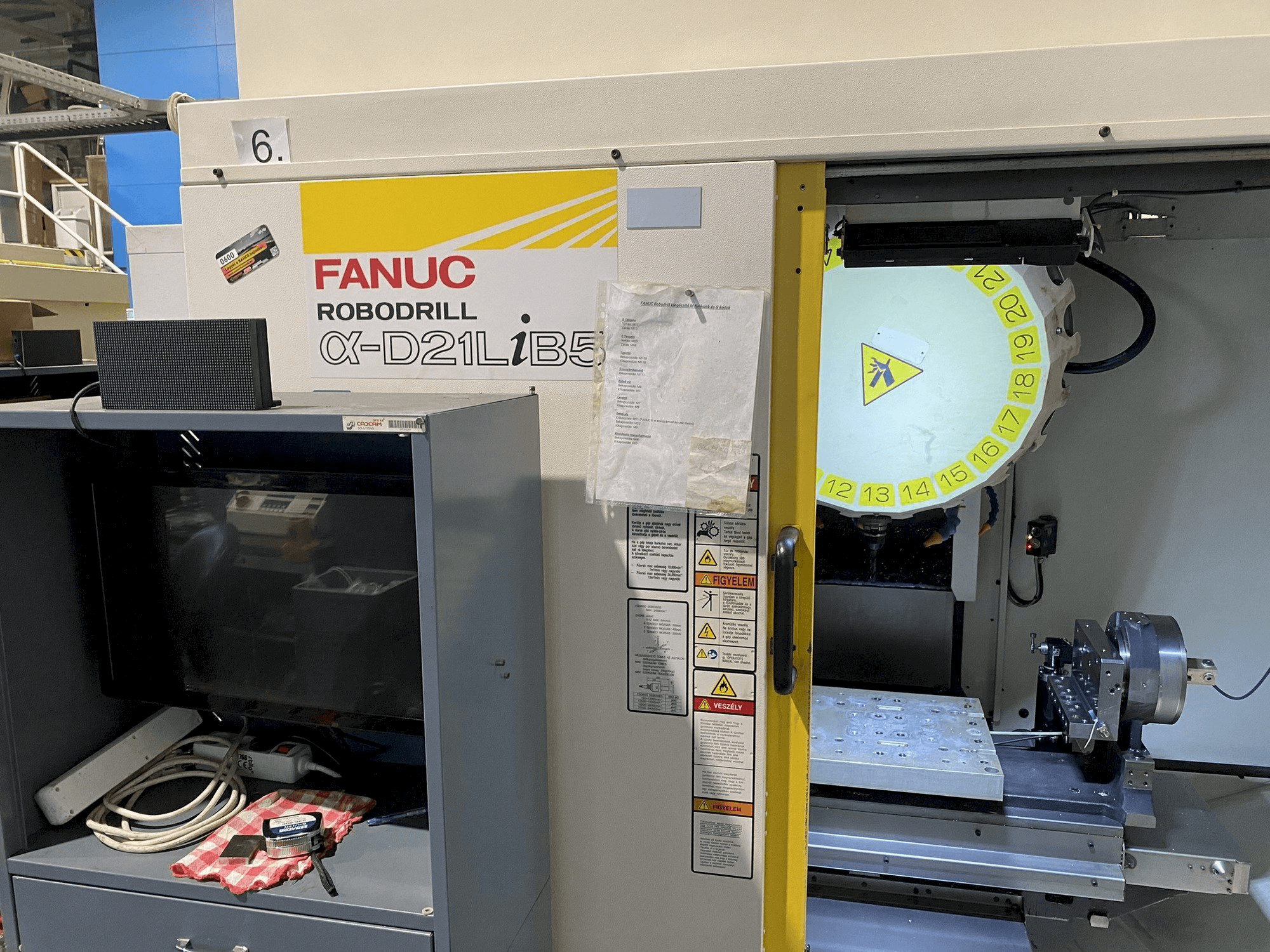 Prikaz stroja FANUC Robodrill Alpha D21LiA5 sprijeda
