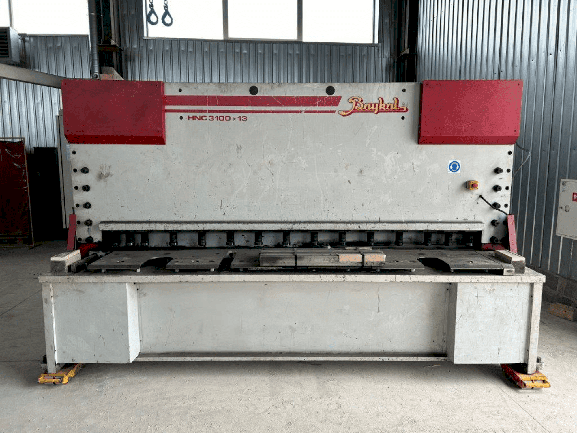 Prikaz stroja Baykal HNC 3100x13 sprijeda