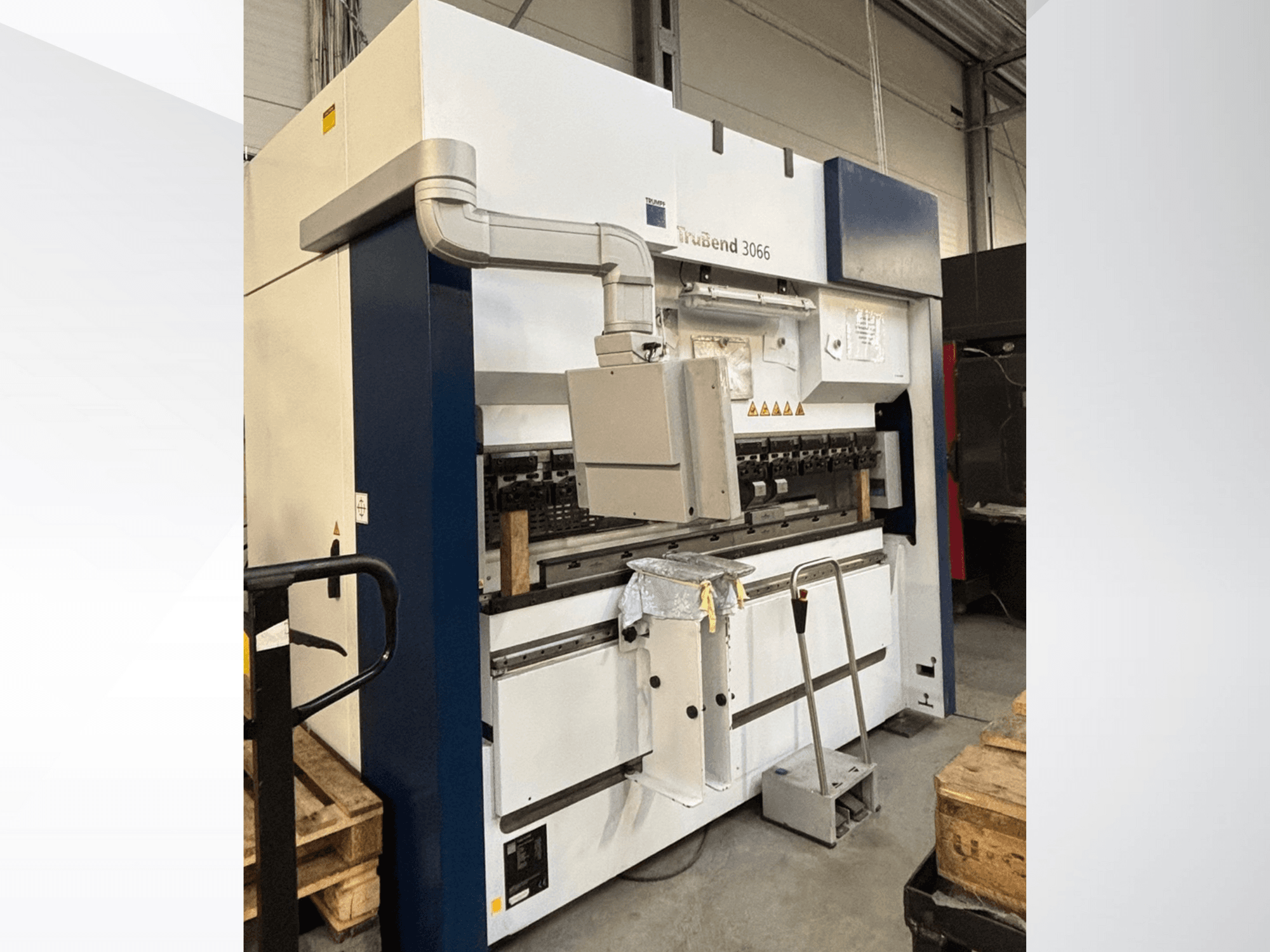 Stroj za savijanje Trubend 3066, prednji pogled, prikazuje kontrole, metalni okvir i sigurnosne značajke u radioničkom okruženju.