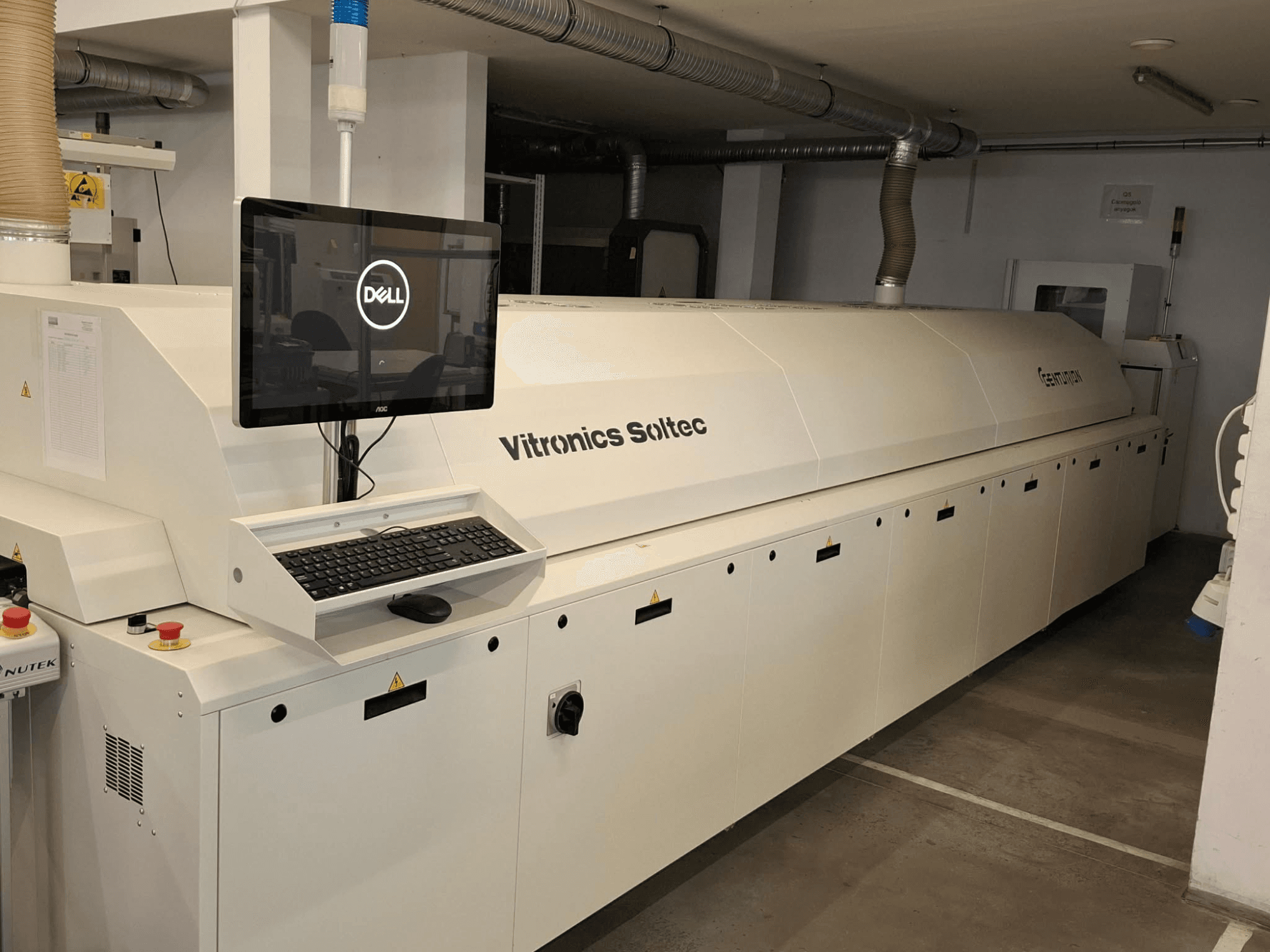 Prednji pogled na opremu za automatizaciju CENTURION CT930, s Dell monitorom s tipkovnicom i kontrolnim tipkama.