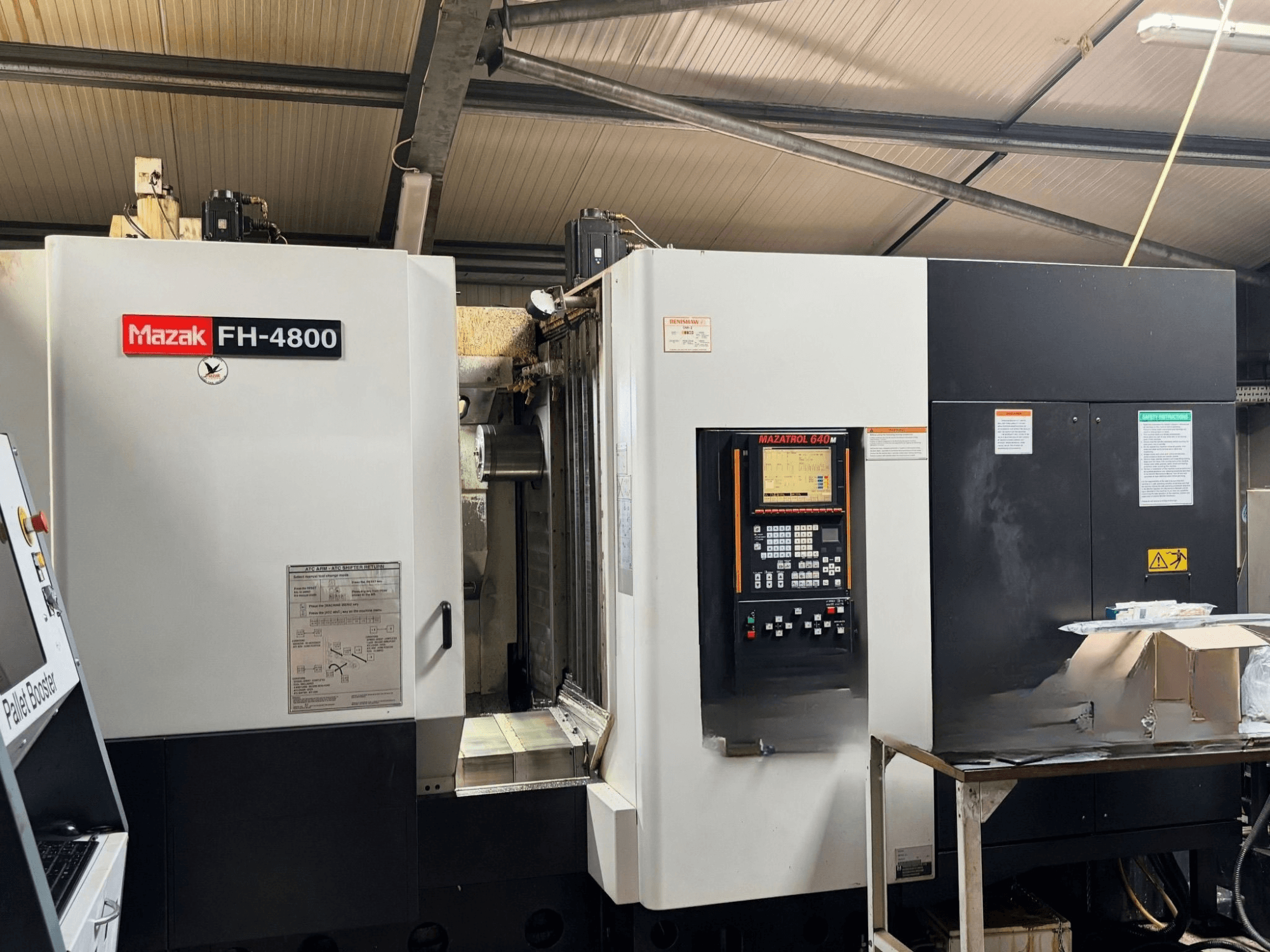 Horizontalni obradni centar Mazak FH-4800, prednji pogled s upravljačkom pločom i detaljima stroja.