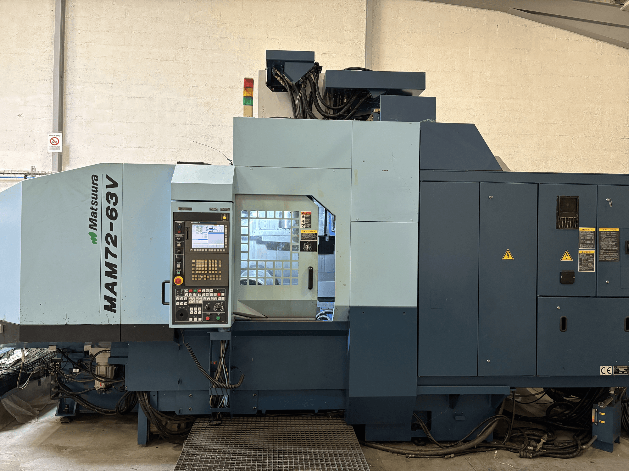 Vertikalni obradni centar Matsuura MAM 72-63 V, prednji pogled s upravljačkom pločom i sigurnosnim značajkama.