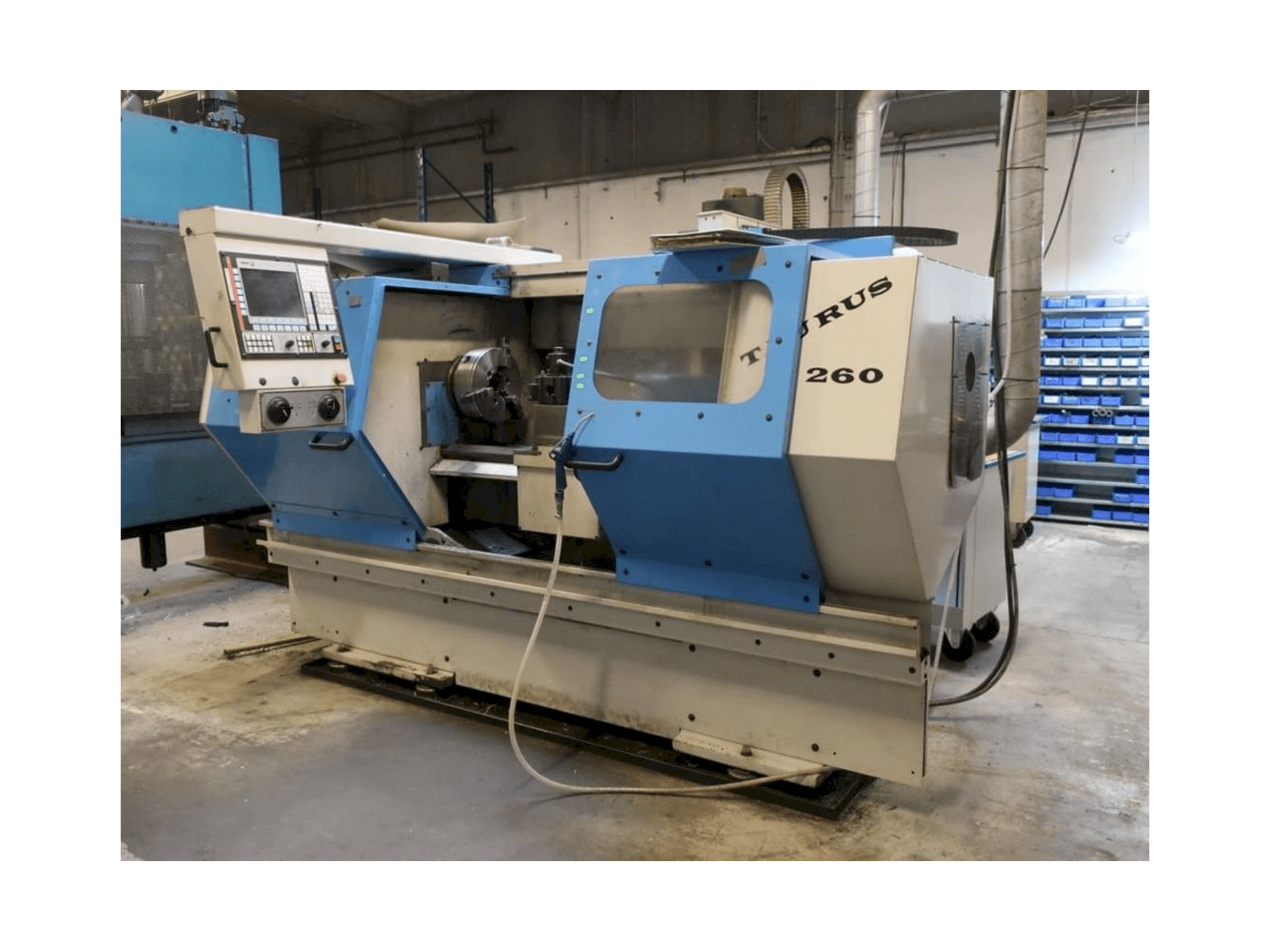 Prikaz stroja Pinacho Taurus 260 sprijeda