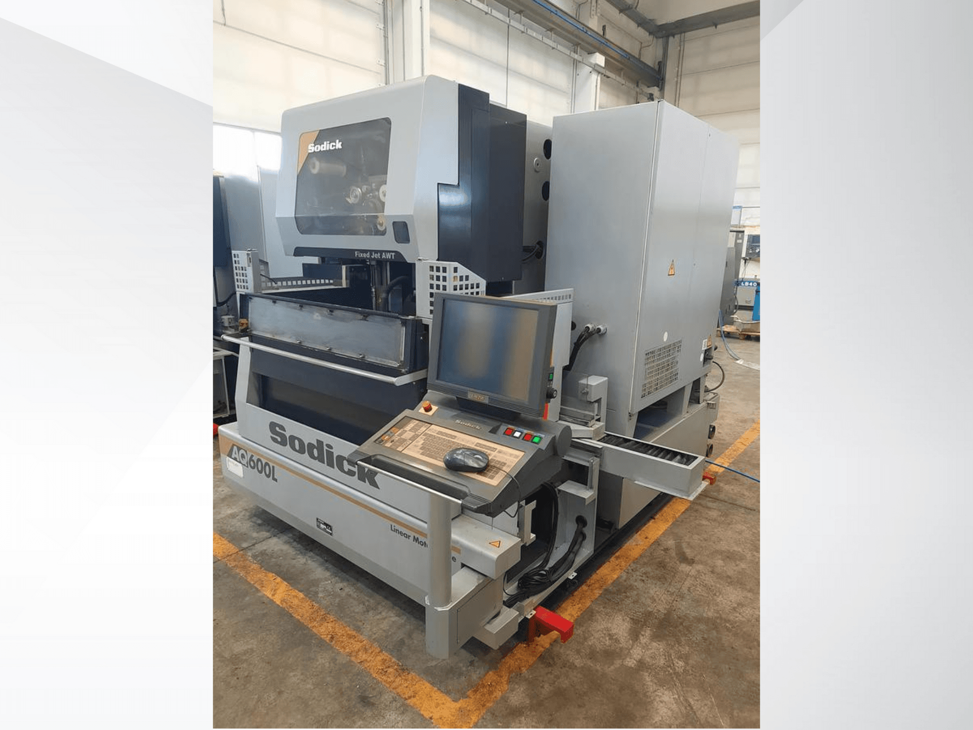 Sodick AC600L linearni stroj u bočnom pogledu, s prikazom upravljačke ploče, fiksne mlaza i značajki industrijskog dizajna.