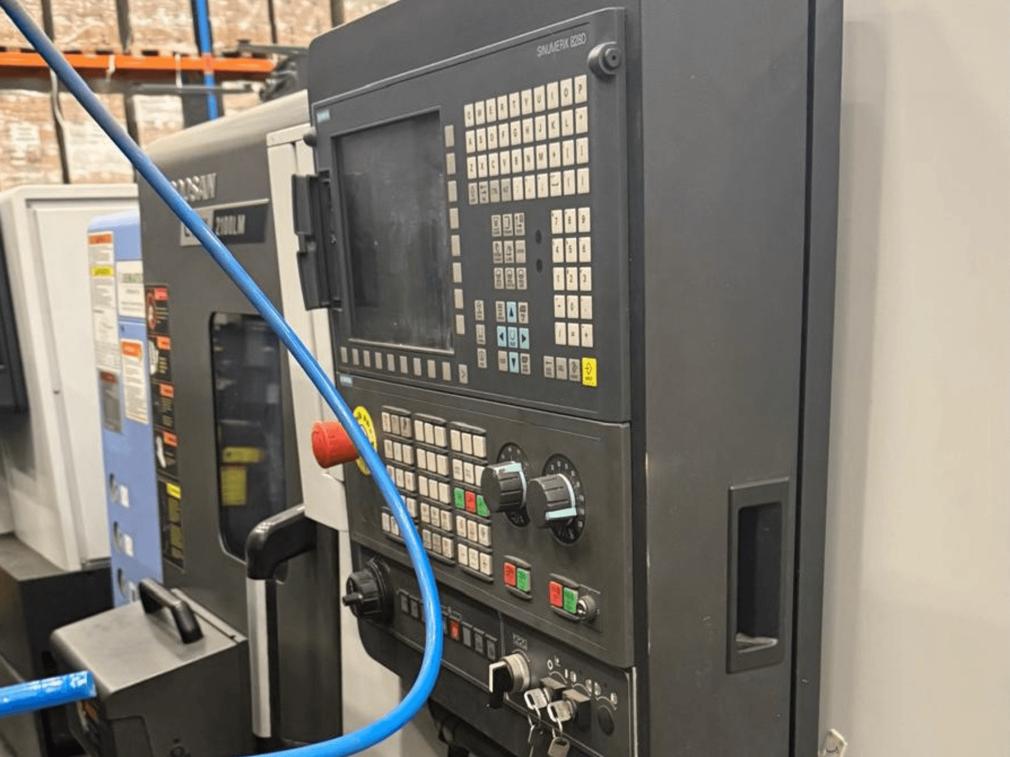 Upravljačka ploča alata za obradu, prednji pogled, s gumbima, gumbima i digitalnim zaslonom za precizan rad.