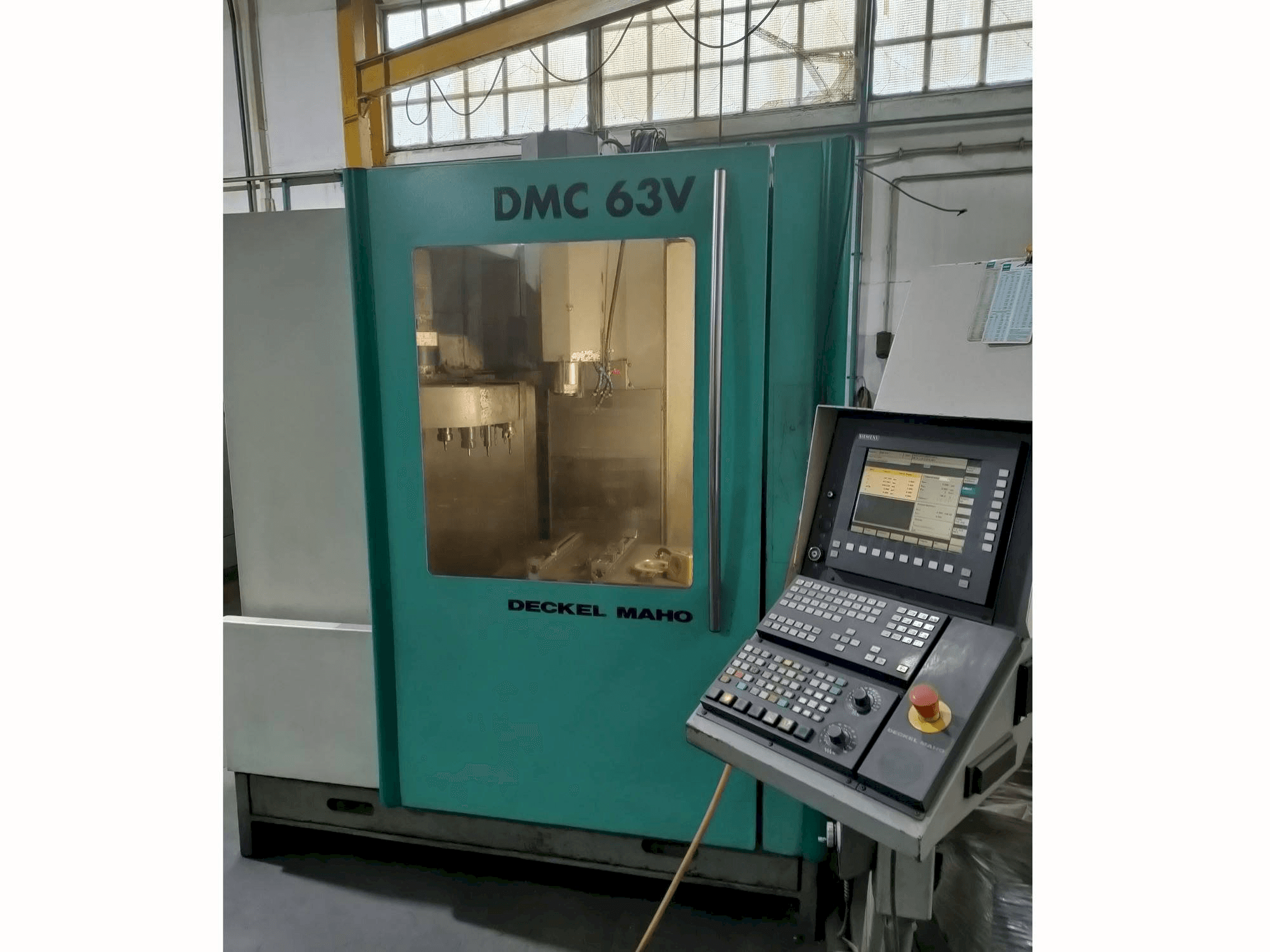 Prikaz stroja DECKEL MAHO DMC 63V sprijeda