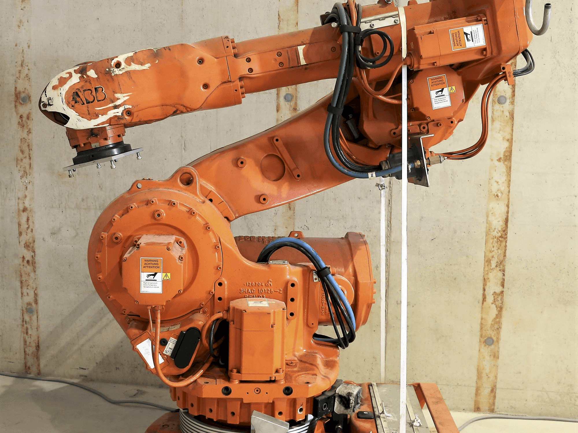 Prikaz stroja ABB 6600 sprijeda