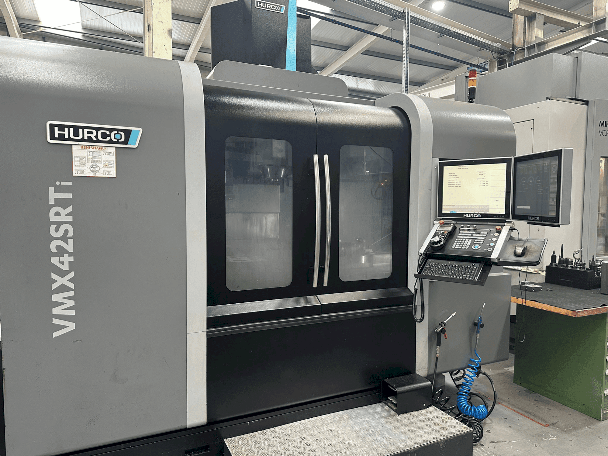 Prikaz stroja Hurco VMX 42 SRTi sprijeda