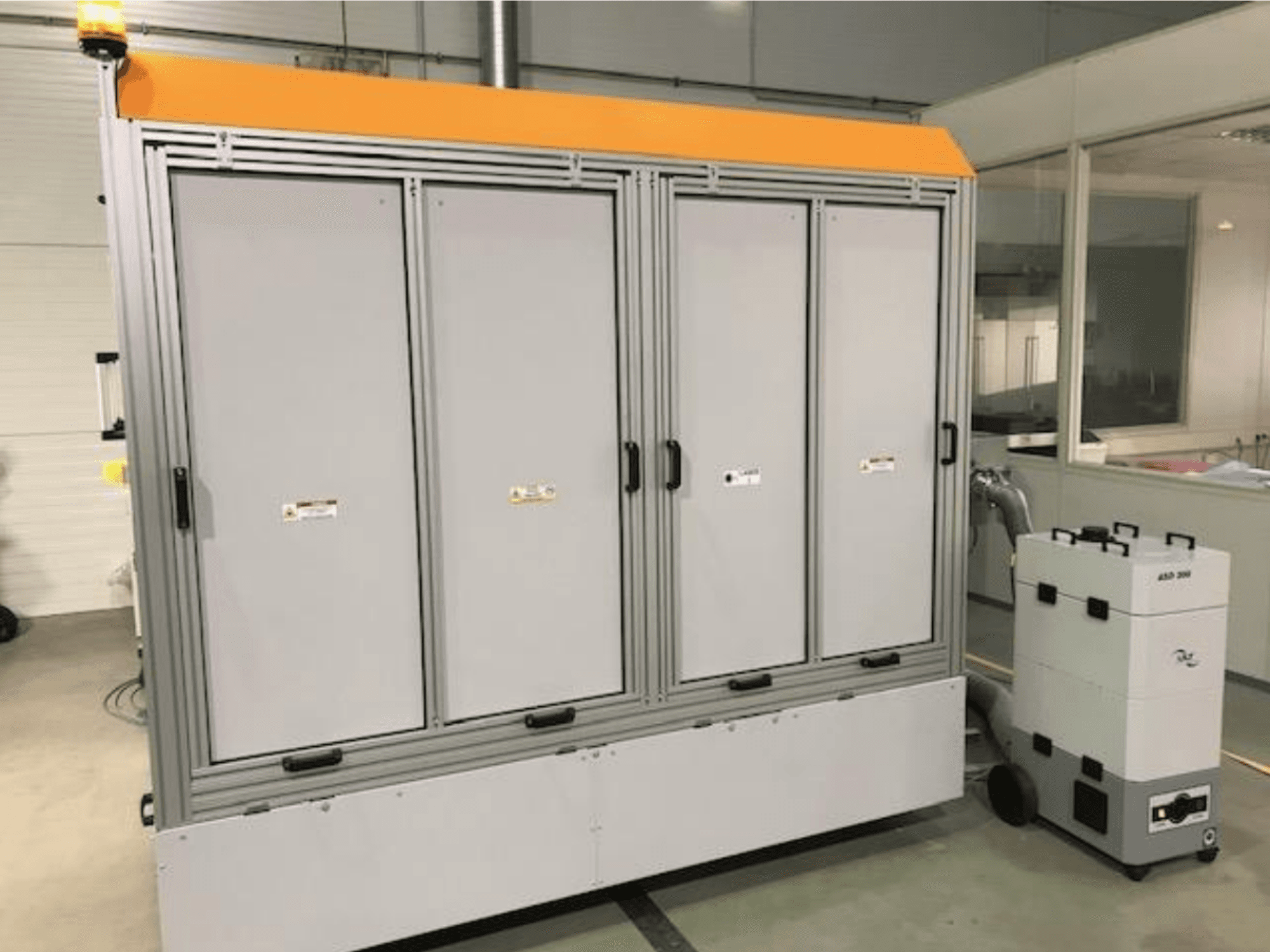 4JET Pearl M stroj za rezanje vlaknima s laserom, prednji pogled, s vidljivim sigurnosnim svjetlom, upravljačkom pločom i priključenom jedinicom za usisavanje.