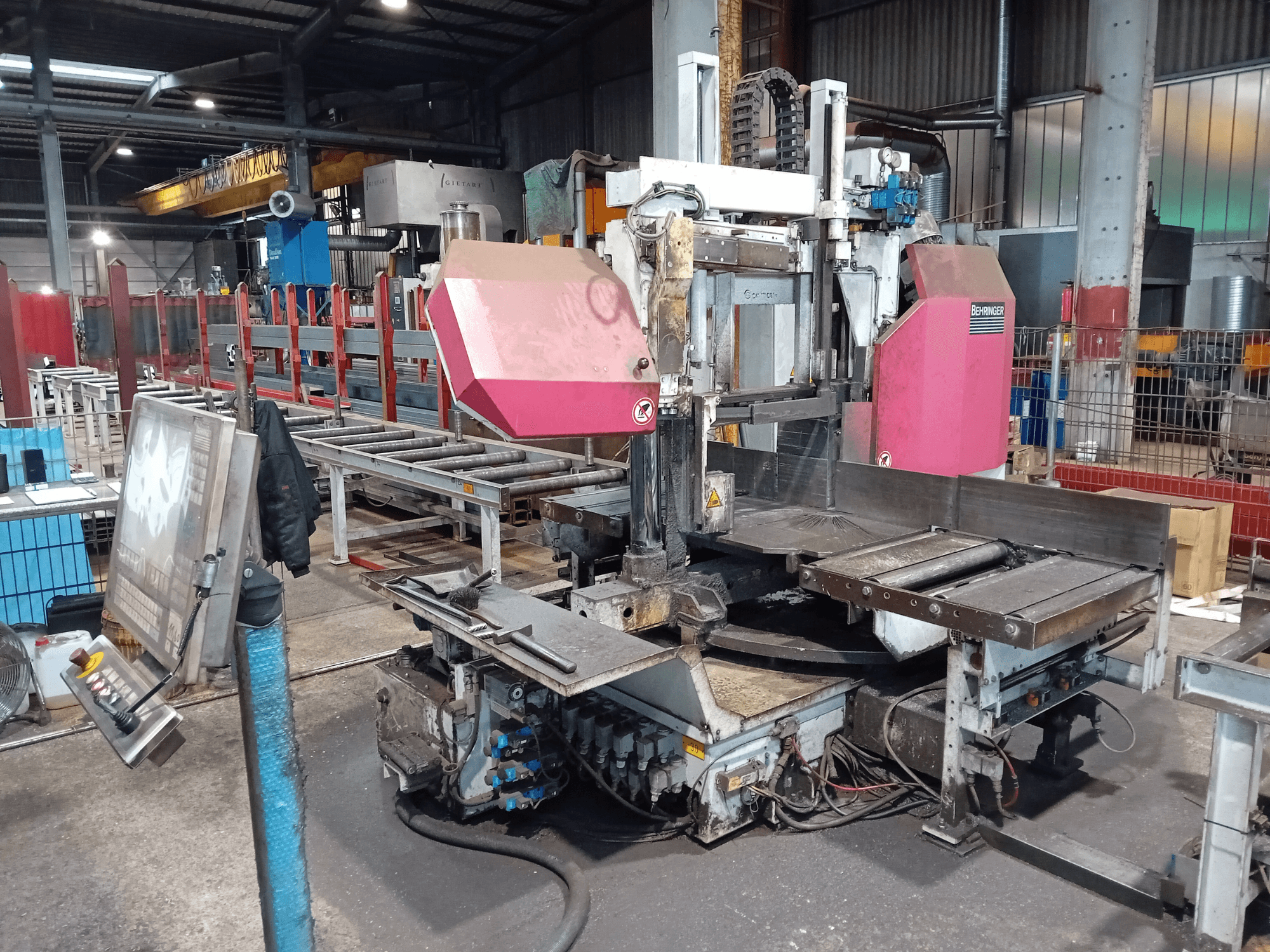 Behringer tračna pila u tvornici, prednji pogled, s velikom oštricom za rezanje i upravljačkom pločom s gumbima.