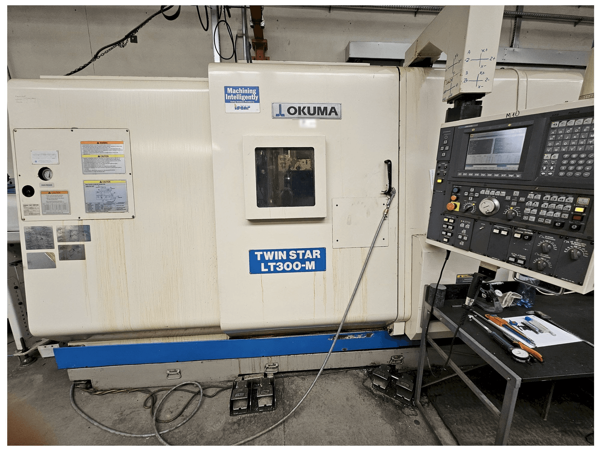 Prikaz stroja Okuma LT300-M sprijeda