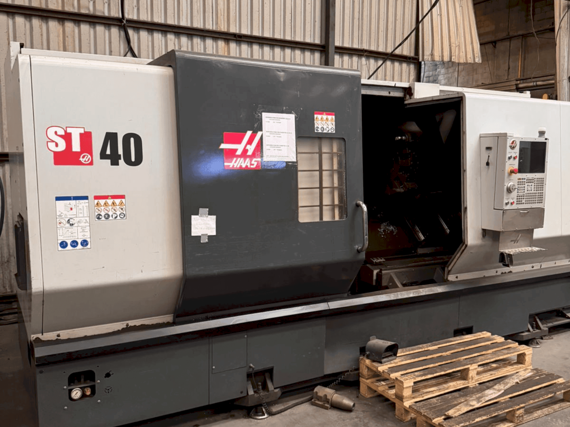 Prikaz stroja HAAS ST-40 sprijeda