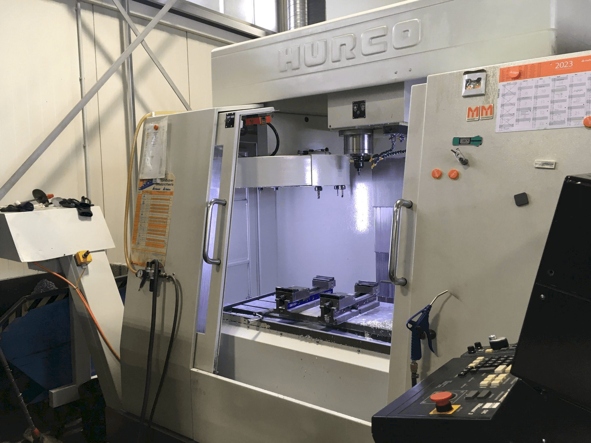 Prikaz stroja Hurco BAC 30 HTM sprijeda