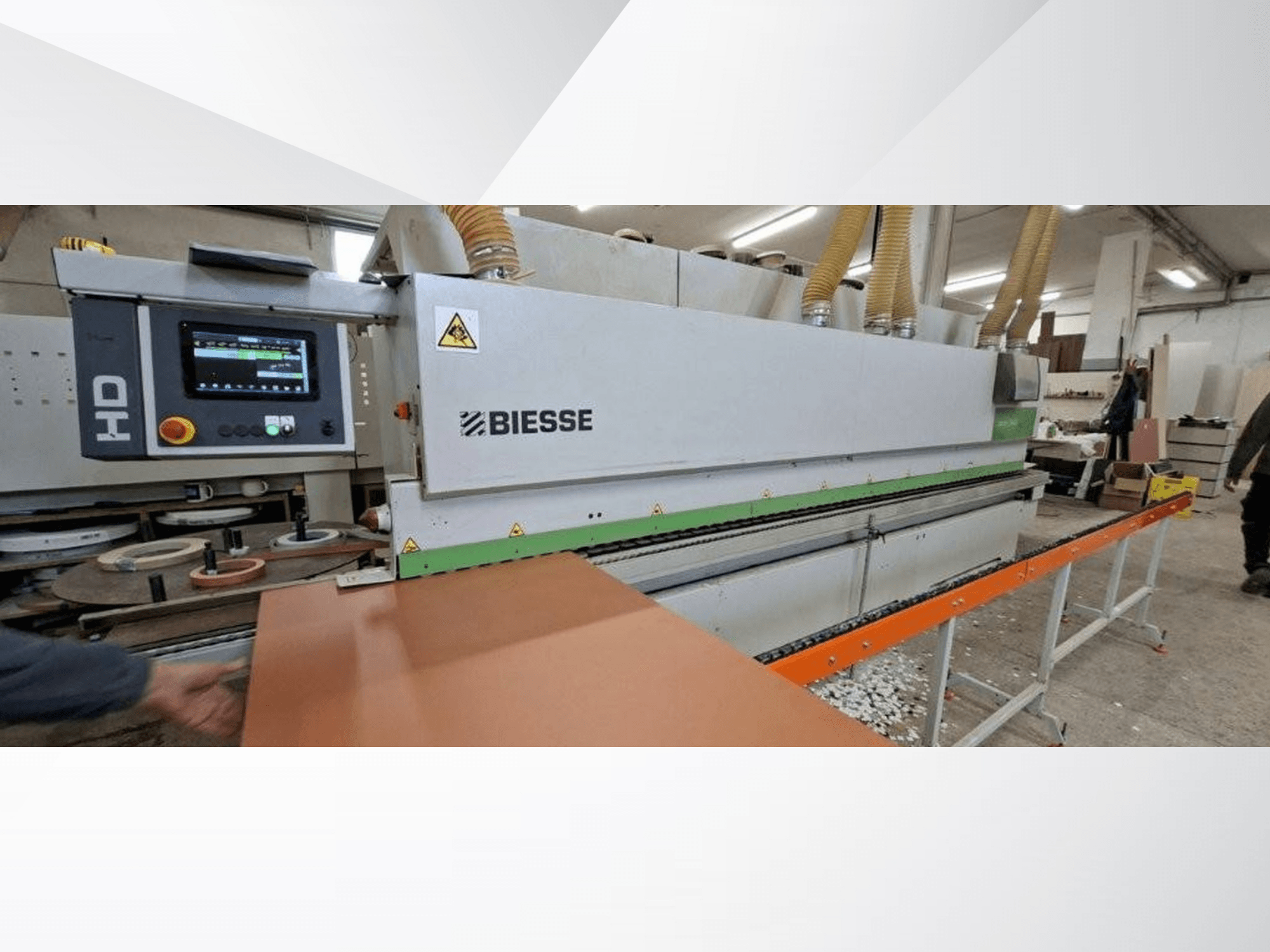 BIESSE JADE 340 rubna traka u radionici, prednji pogled s digitalnom upravljačkom pločom i narančastim stolom za uvlačenje.