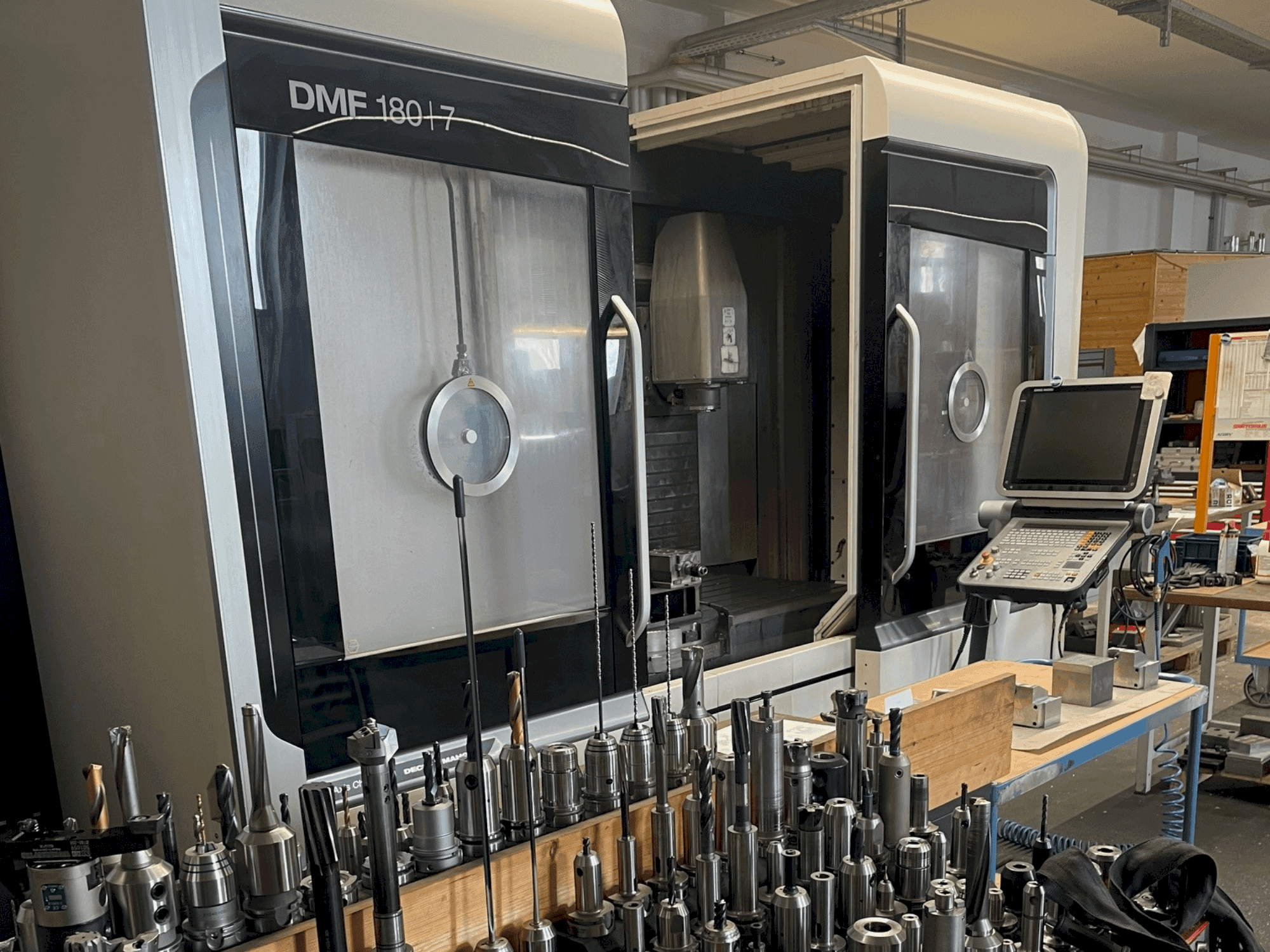 Prikaz stroja DMG MORI DMF 180/7 sprijeda