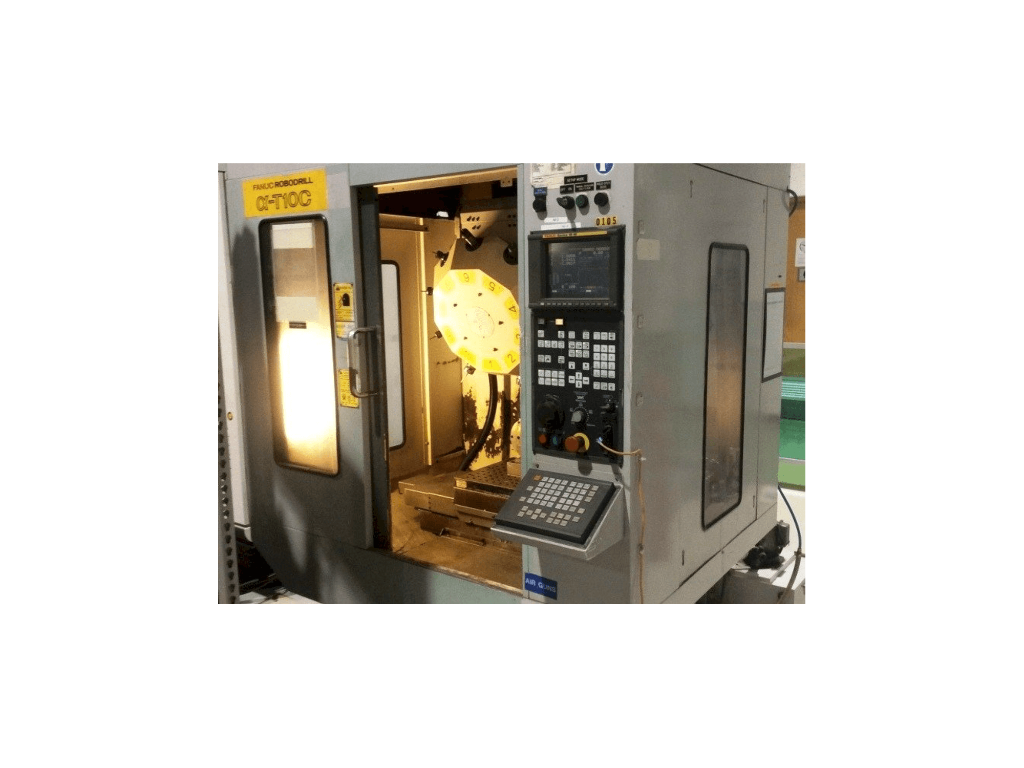 Prikaz stroja FANUC RoboDrill Q-T10C sprijeda