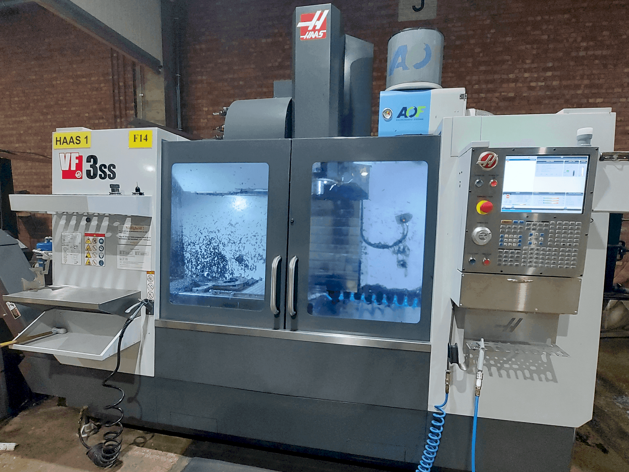 Prikaz stroja HAAS VF-3SS sprijeda
